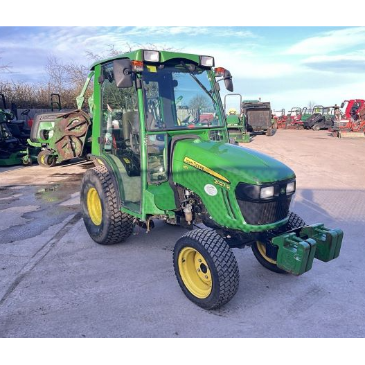 JOHN DEERE 2027R 31HP COMPACT TRACTOR WITH CAB