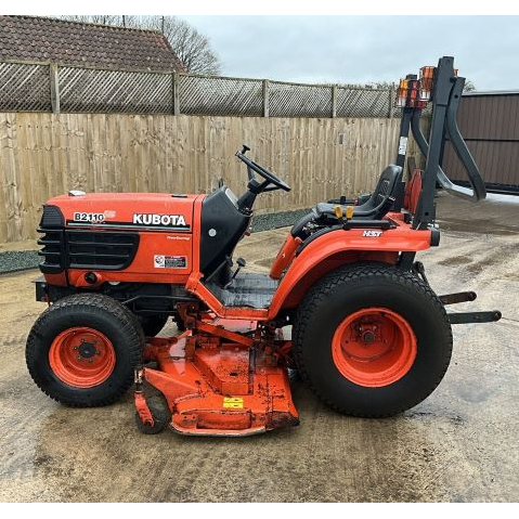 KUBOTA B2110 HYDROSTATIC 4WD COMPACT TRACTOR WITH LAWN MOWER DECK 1