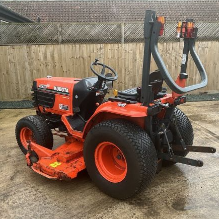 KUBOTA B2110 HYDROSTATIC 4WD COMPACT TRACTOR WITH LAWN MOWER DECK 2