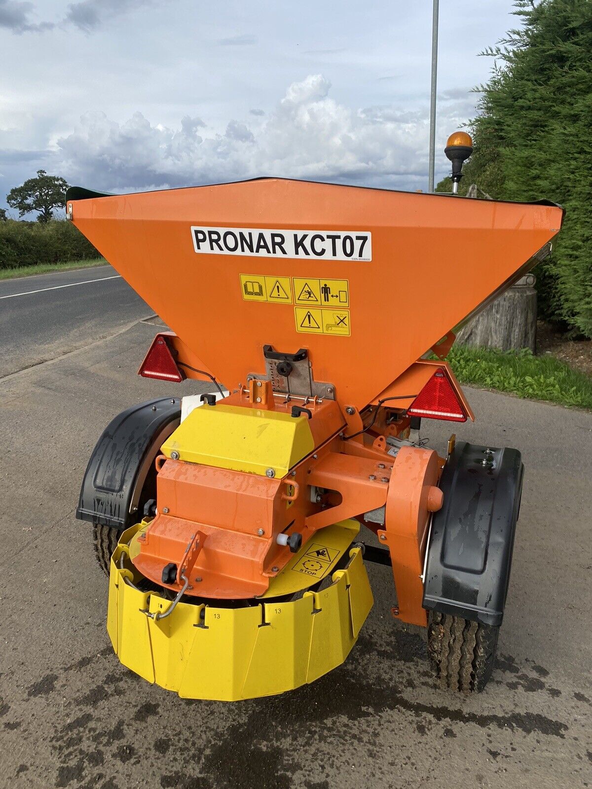 NEW AND UNUSED PRONAR KCT07 TOW ALONG HYDRAULIC GRITTER SALTER SPREADER 2
