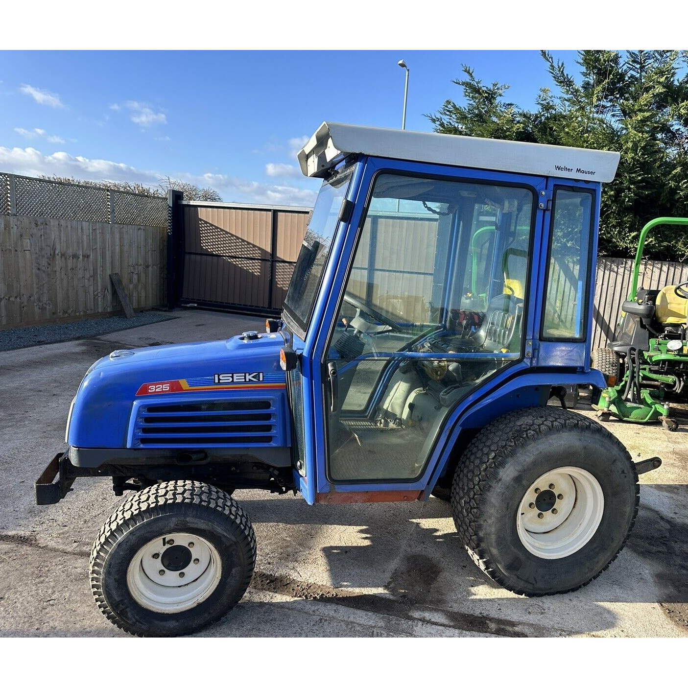 ISEKI TF325 4 WHEEL DRIVE 25HP COMPACT TRACTOR WITH TURF TYRES AND CAB