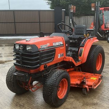 KUBOTA B2110 HYDROSTATIC 4WD COMPACT TRACTOR WITH LAWN MOWER DECK
