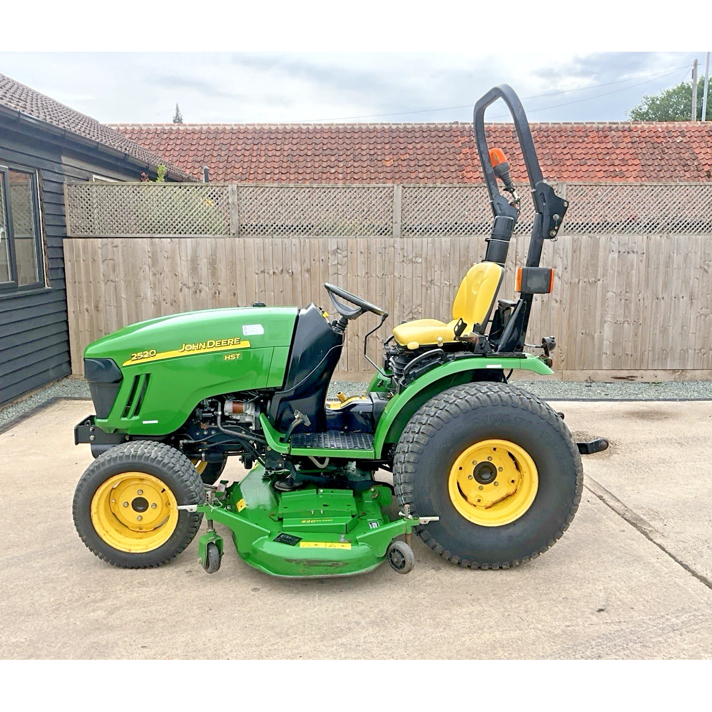 2011 JOHN DEERE 2520