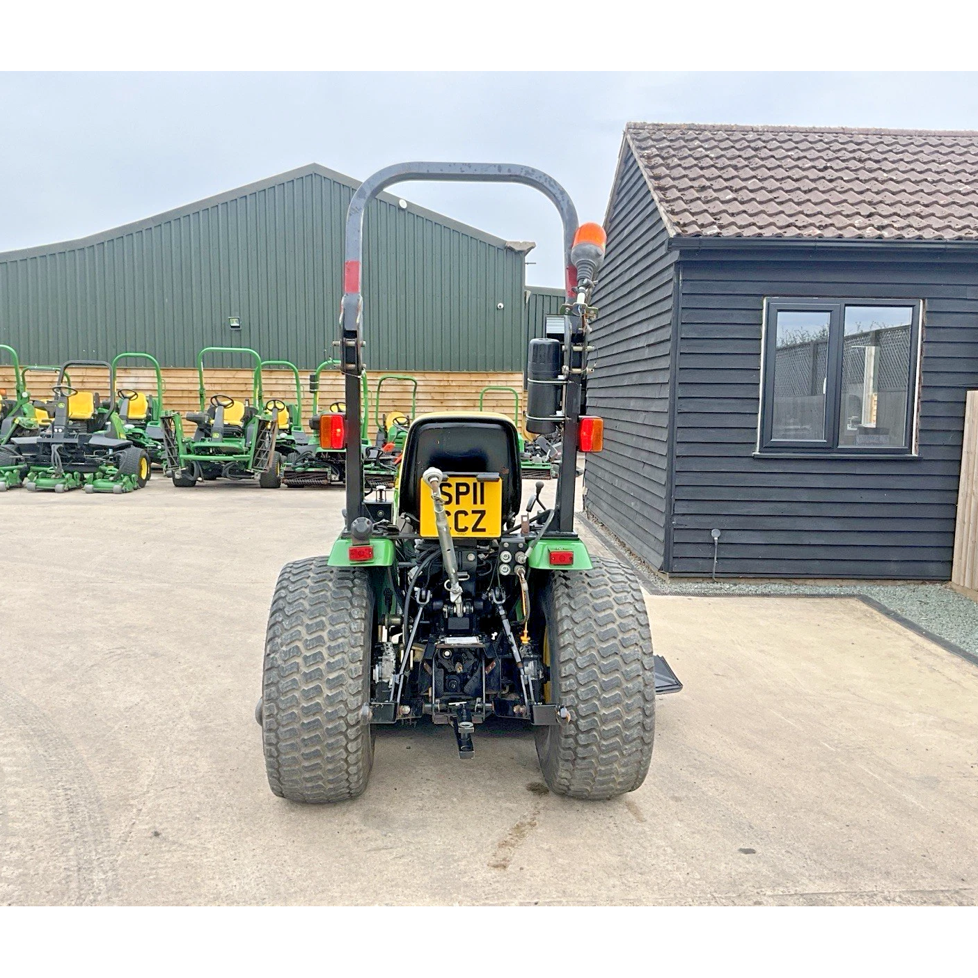 2011 JOHN DEERE 2520