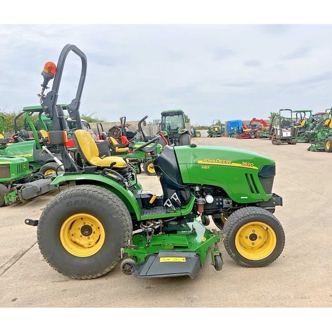 2011 JOHN DEERE 2520