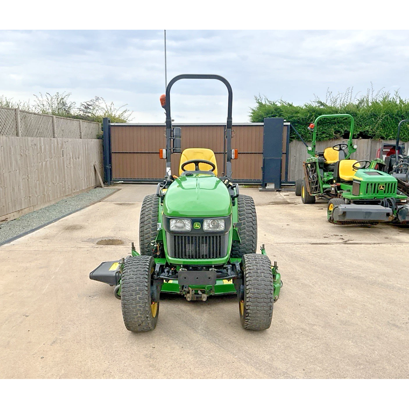 2011 JOHN DEERE 2520