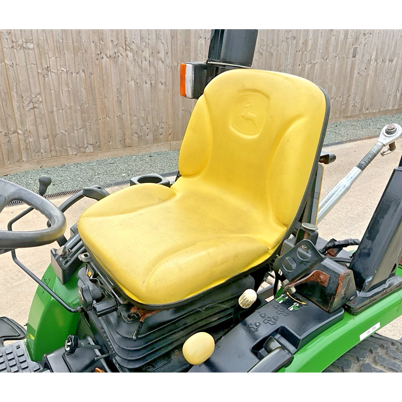 2011 JOHN DEERE 2520