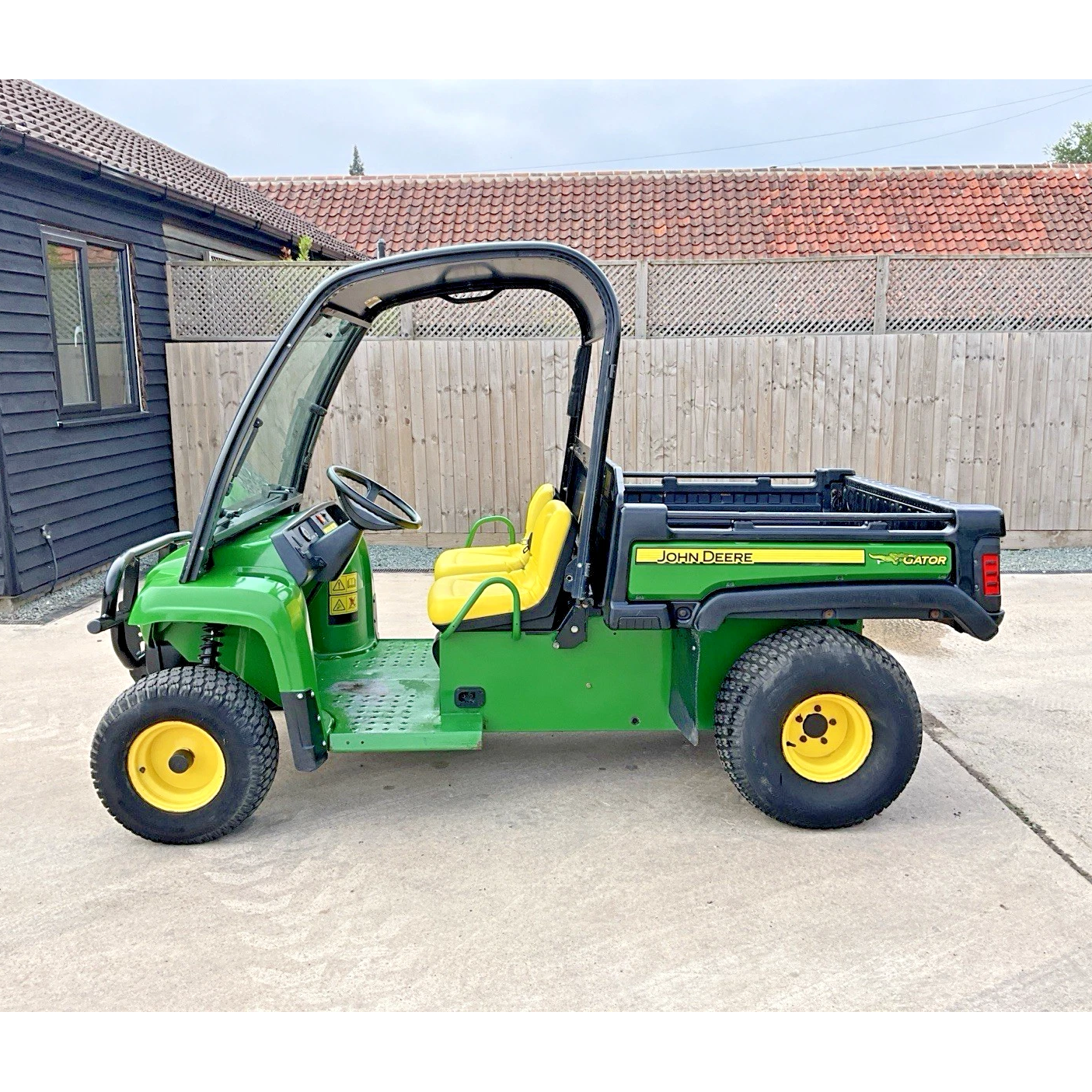 2011 JOHN DEERE 4X2 E GATOR