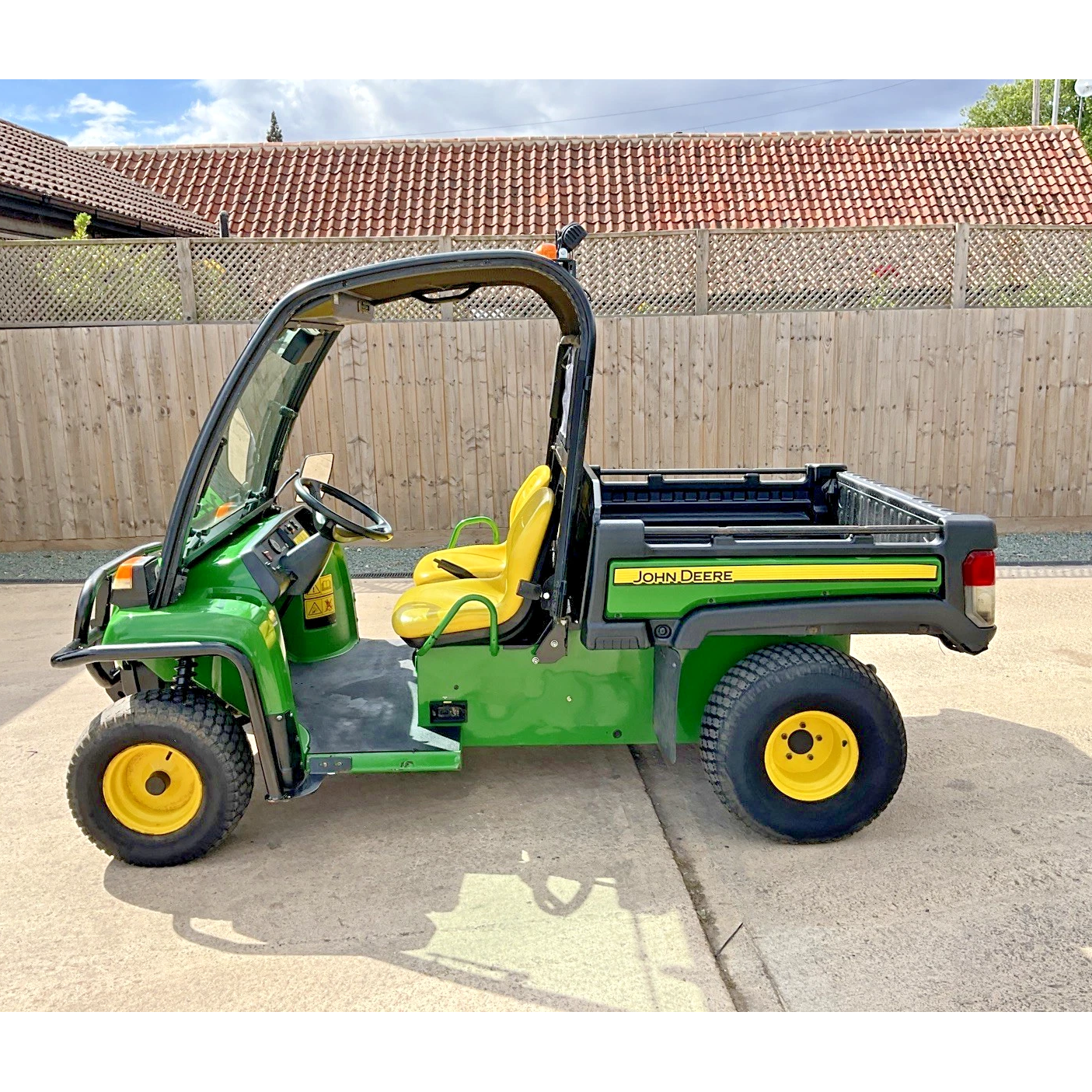 2018 JOHN DEERE 4X2 E GATOR