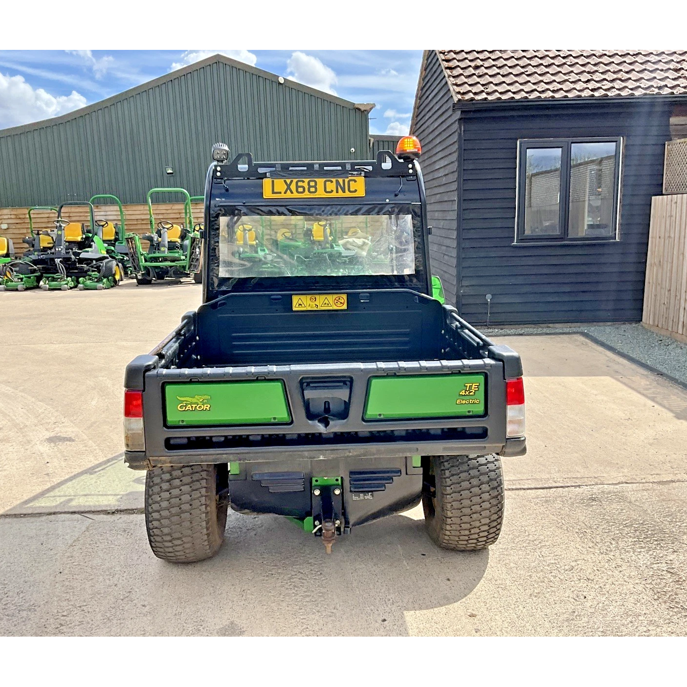 2018 JOHN DEERE 4X2 E GATOR