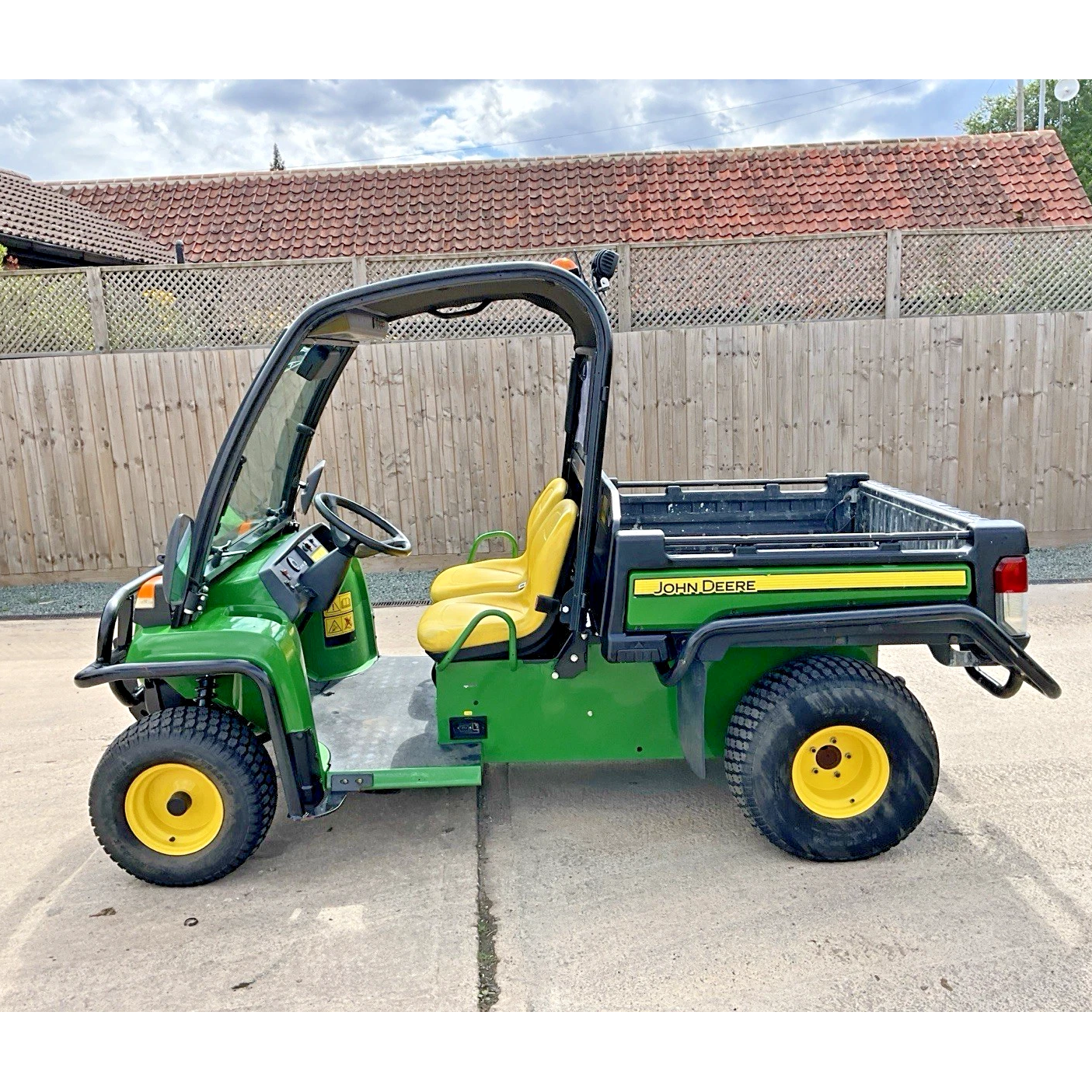 2019 JOHN DEERE 4X2 E GATOR