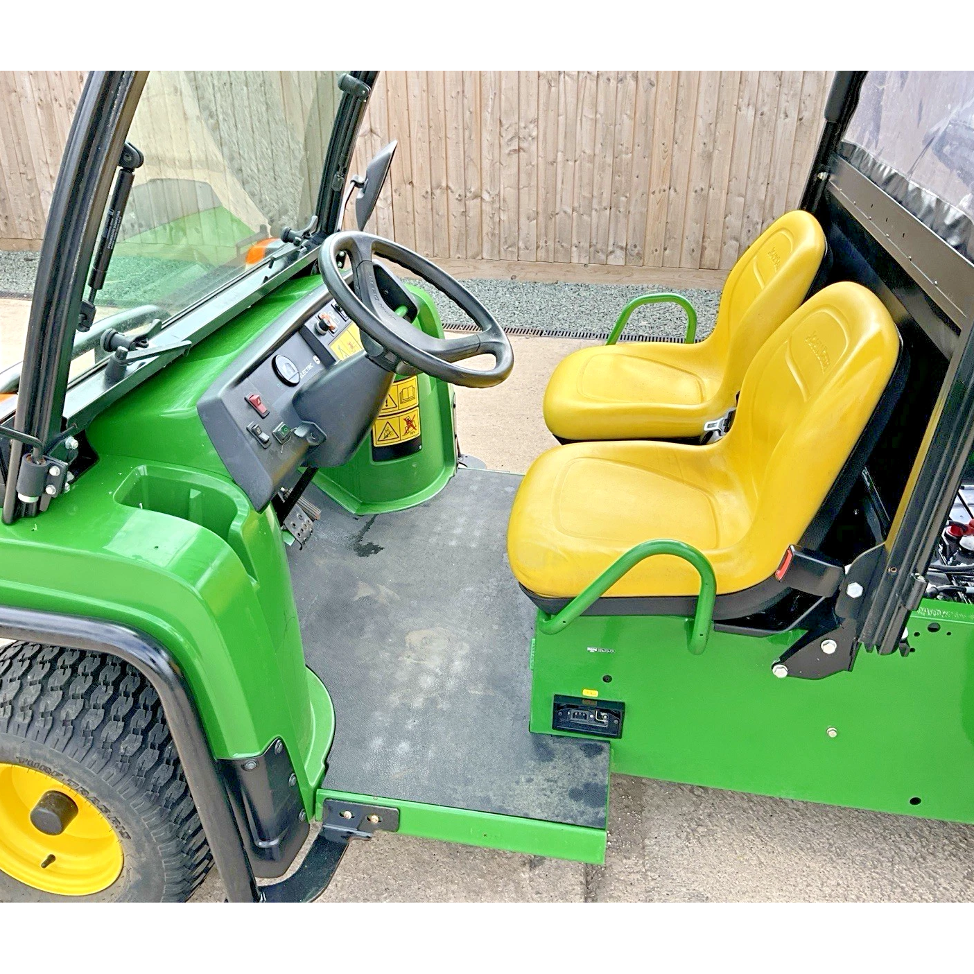 2019 JOHN DEERE 4X2 E GATOR