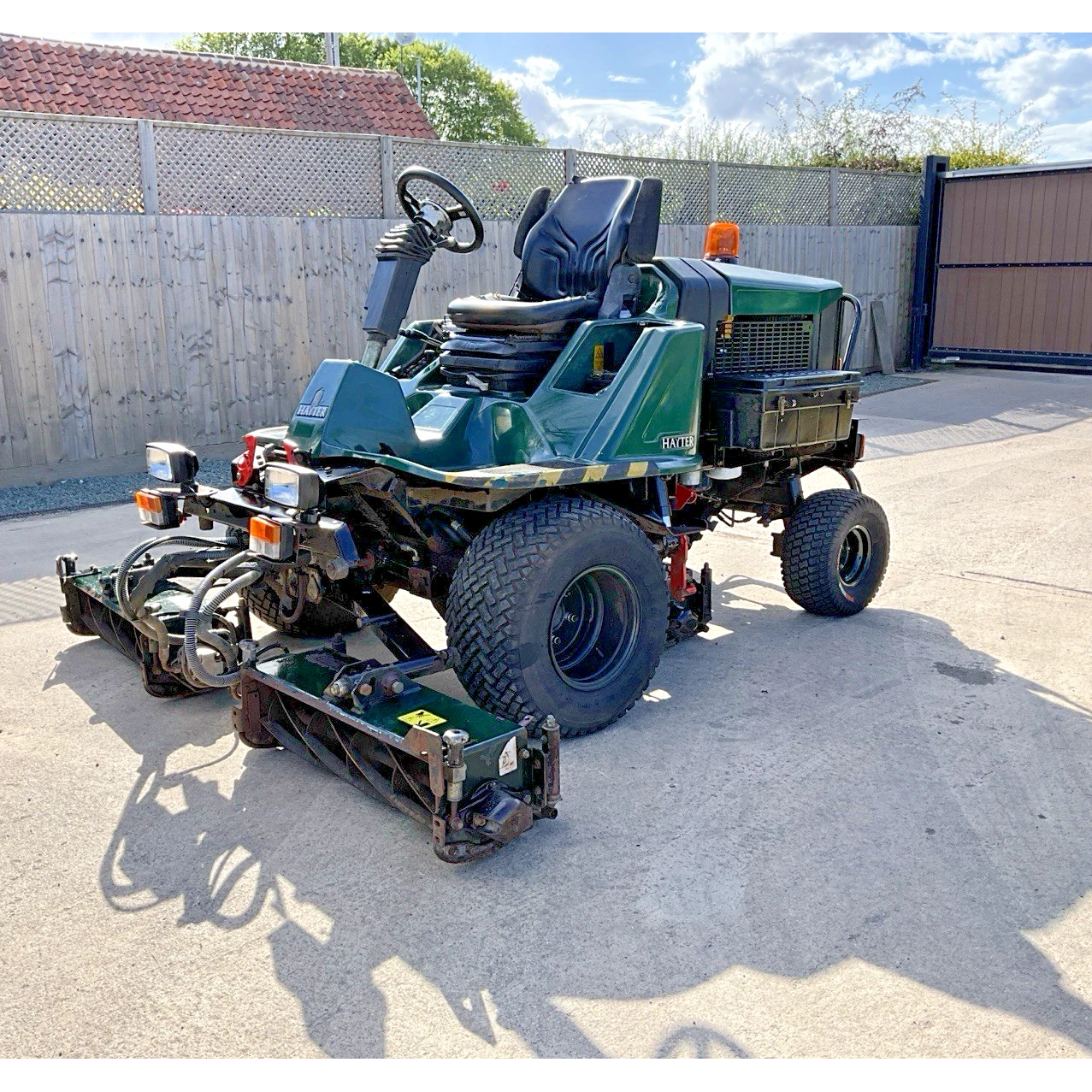 2004 HAYTER LT324 TRIPLE CYLINDER RIDE ON MOWER