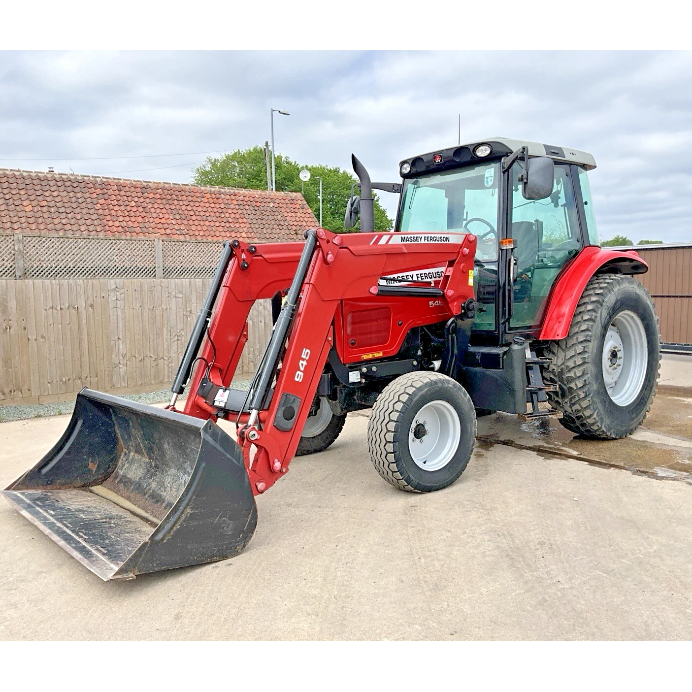 2005 MASSEY FERGUSON 5460 TRACTOR WITH LOADER & BUCKET