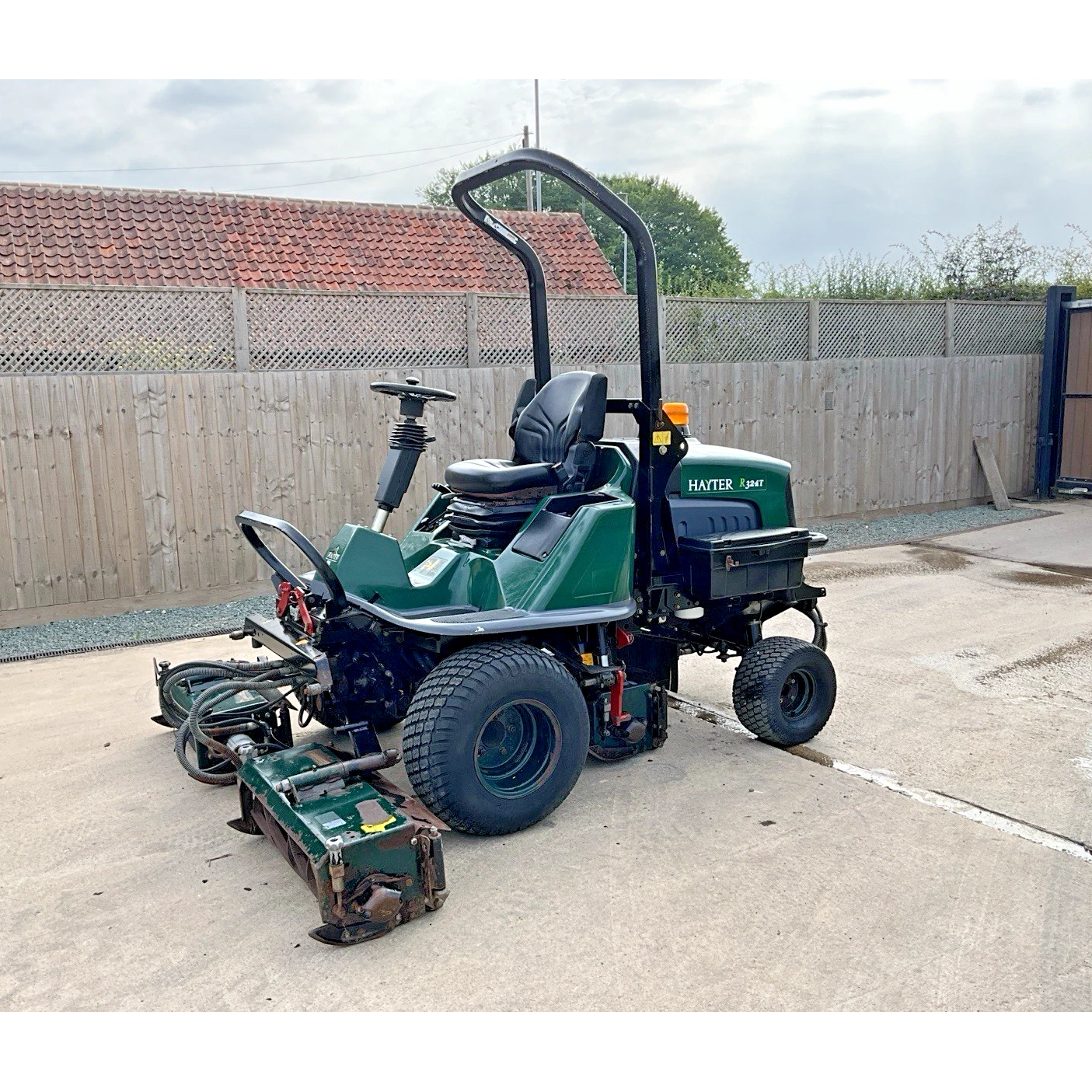 2006 HAYTER LT324 TRIPLE CYLINDER RIDE ON LAWN MOWER | 2649 HOURS