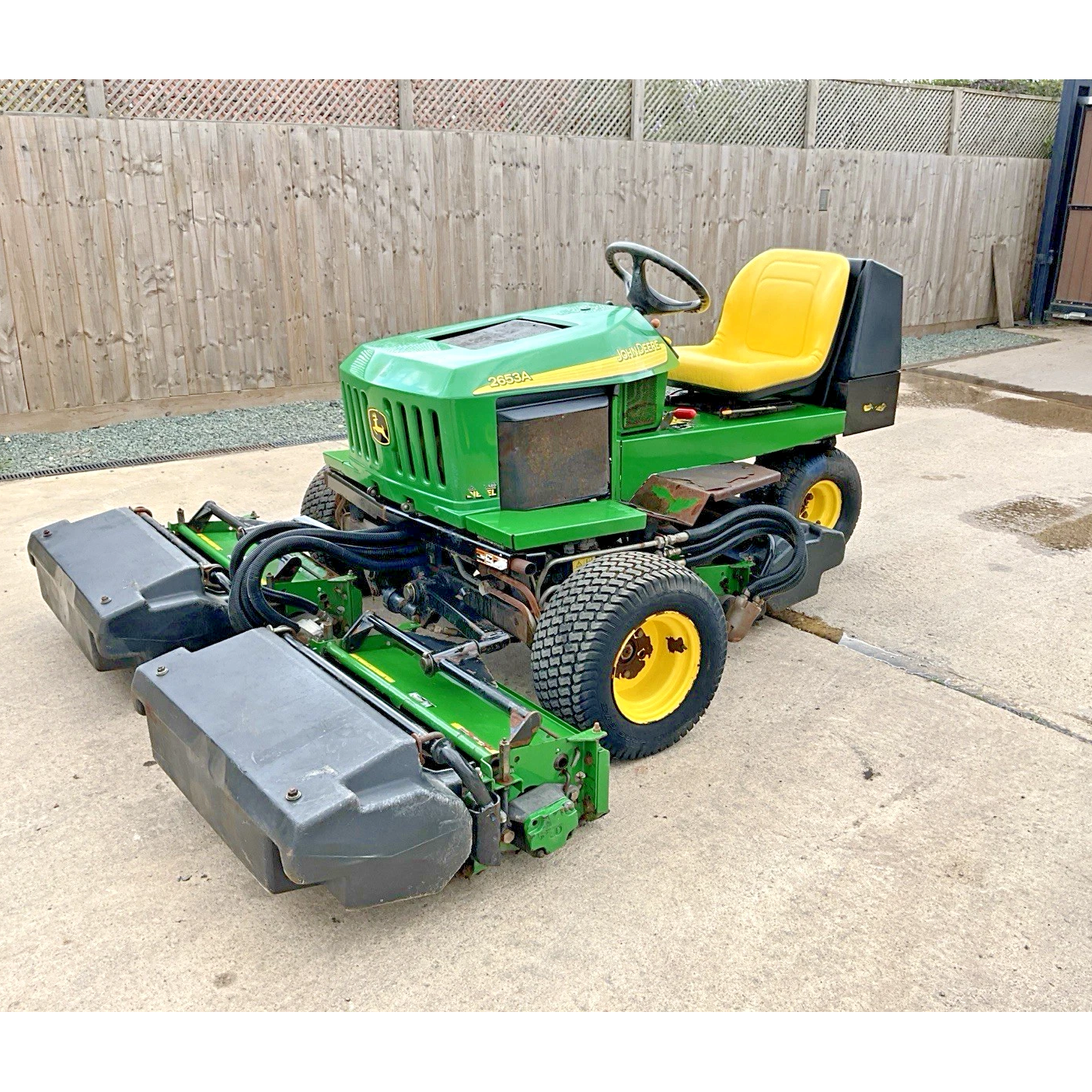 2006 JOHN DEERE 2653A TRIPLE CYLINDER RIDE ON LAWN MOWER