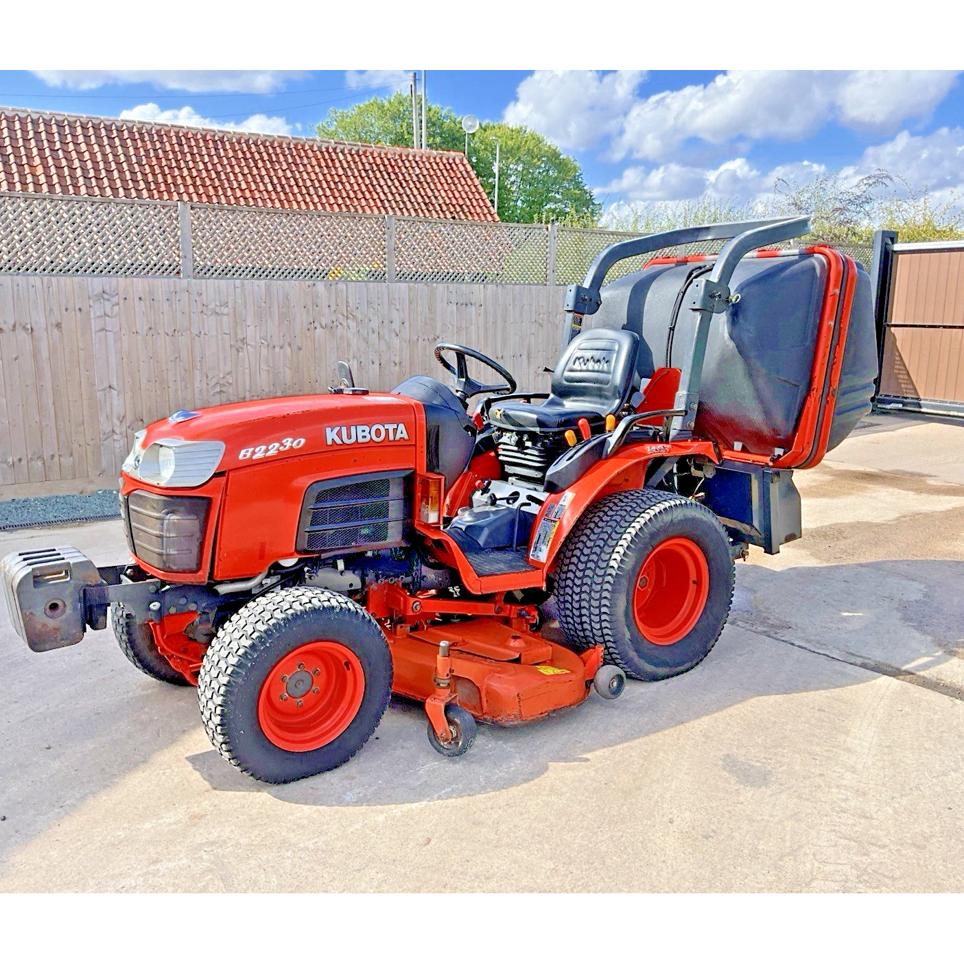 2008 KUBOTA B2230 HYDROSTATIC COMPACT TRACTOR WITH LAWN MOWER DECK