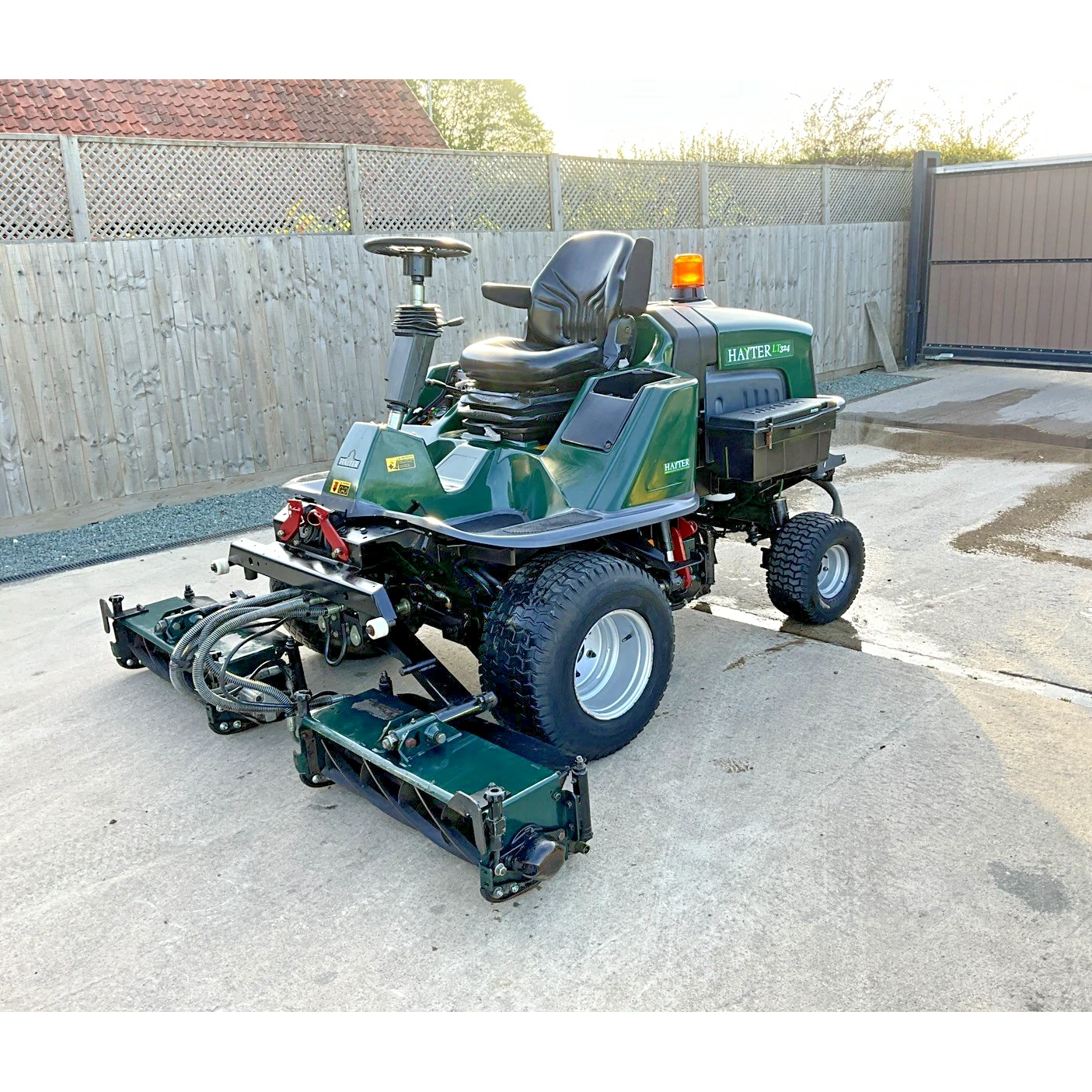 2010 HAYTER LT324 TRIPLE CYLINDER RIDE ON LAWN MOWER