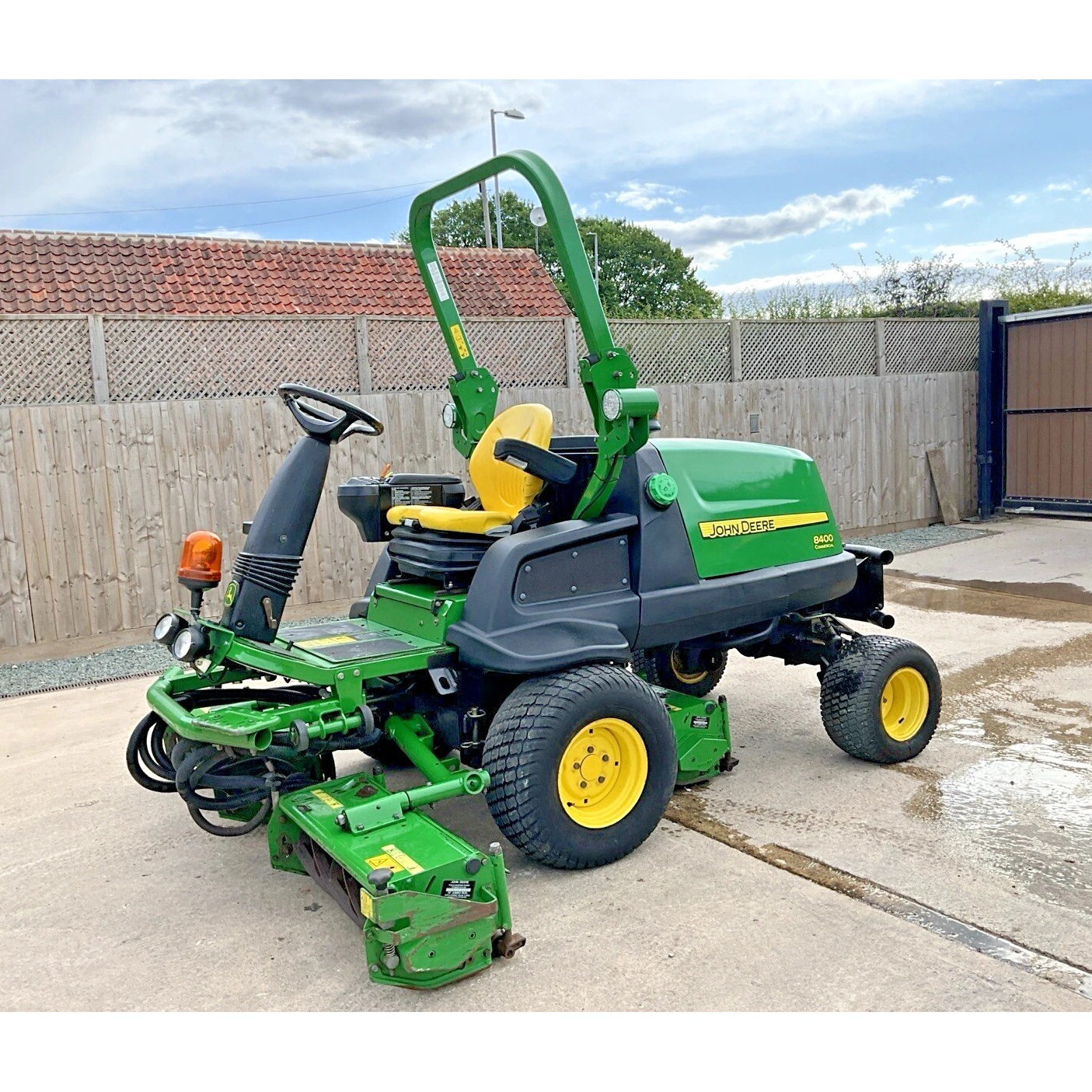 2010 JOHN DEERE 8400 TRIPLE CYLINDER RIDE ON MOWER | 1283HOURS