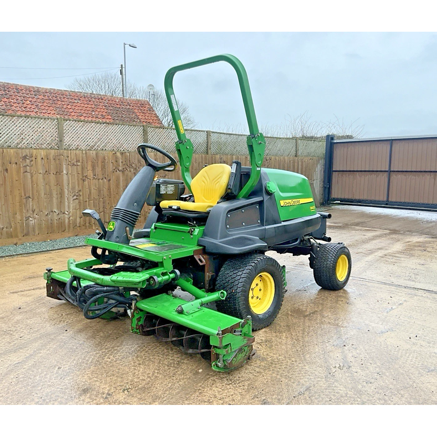 2010 JOHN DEERE 8400 TRIPLE CYLINDER RIDE ON LAWN MOWER | 4321HOURS