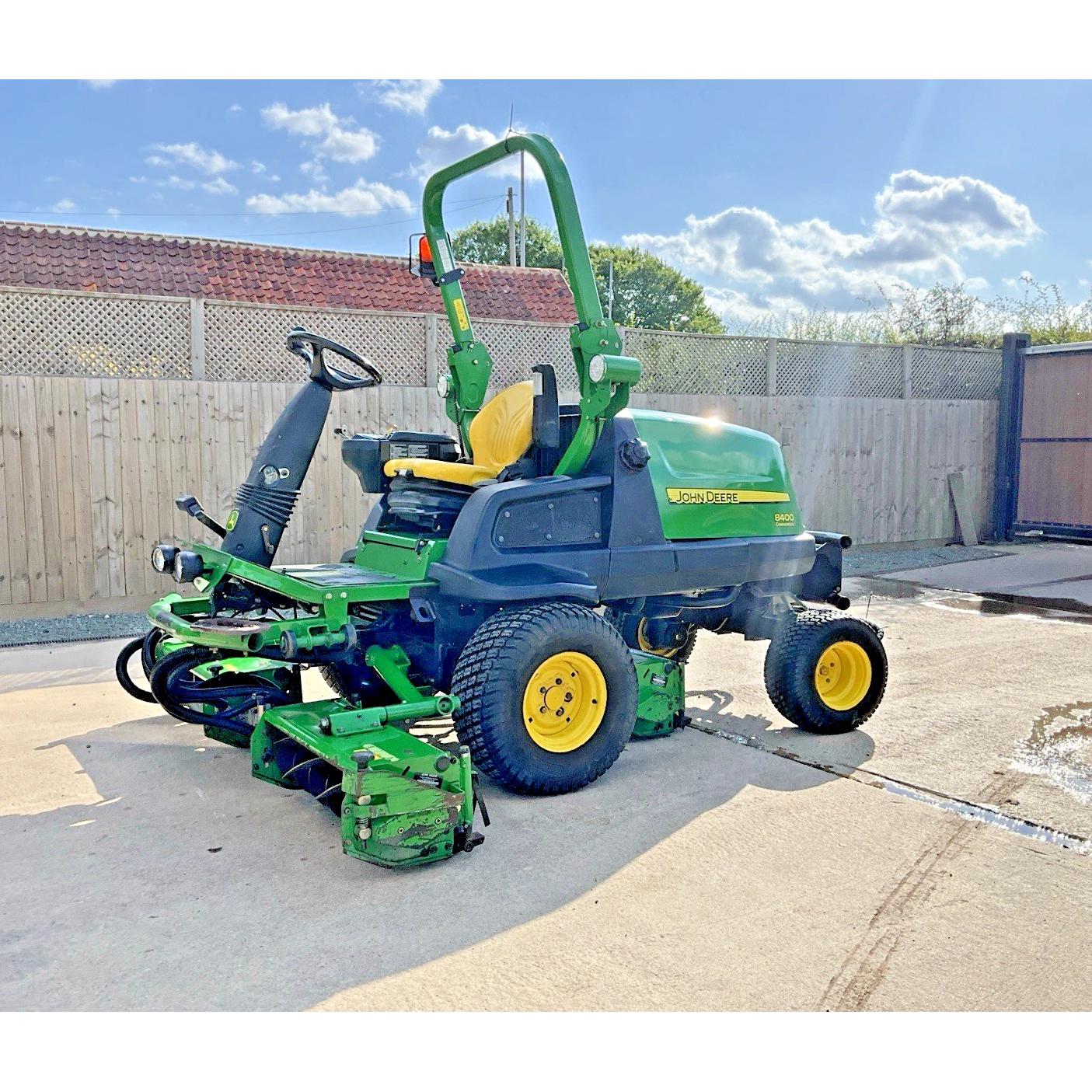 2010 JOHN DEERE 8400 TRIPLE CYLINDER RIDE ON LAWN MOWER | 926HRS
