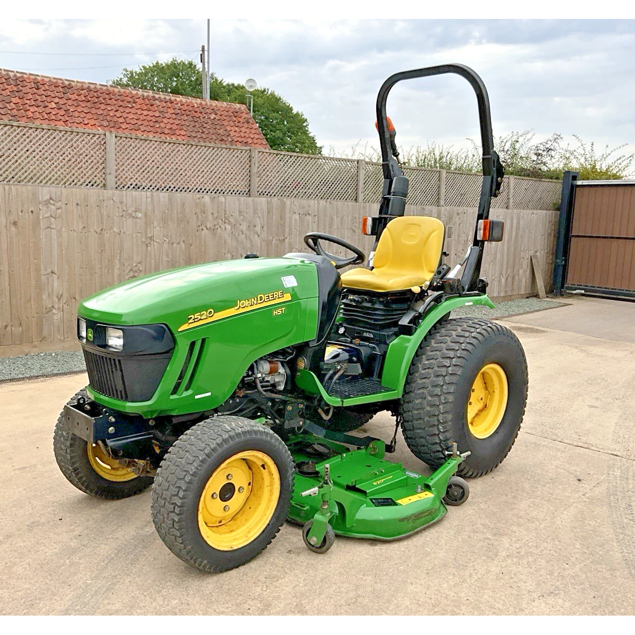 2011 JOHN DEERE 2520 COMPACT TRACTOR WITH RIDE ON LAWN MOWER DECK |519 HOURS