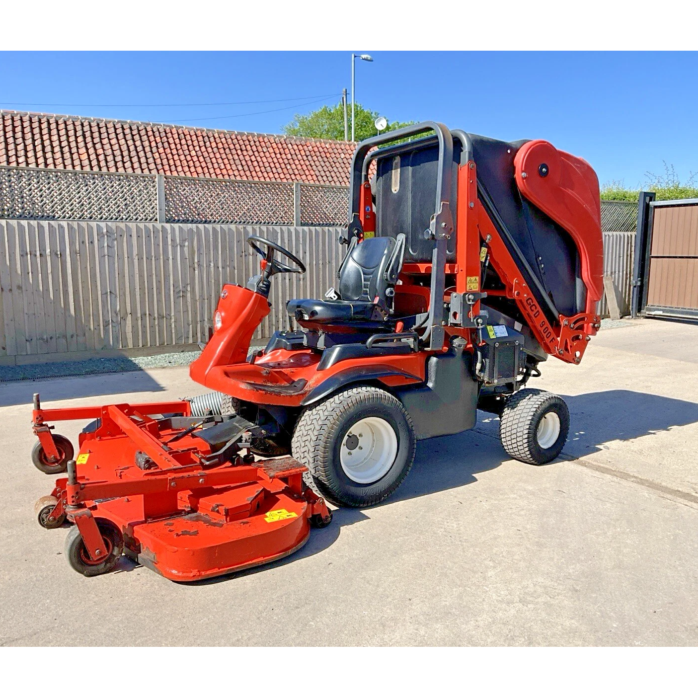 2011 KUBOTA F3680 OUTFRONT DIESEL RIDE ON LAWN MOWER & HIGH TIP COLLECTOR
