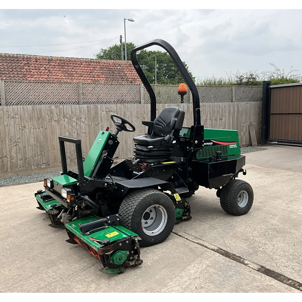 2011 RANSOMES PARKWAY 2250 TRIPLE CYLINDER RIDE ON LAWN MOWER