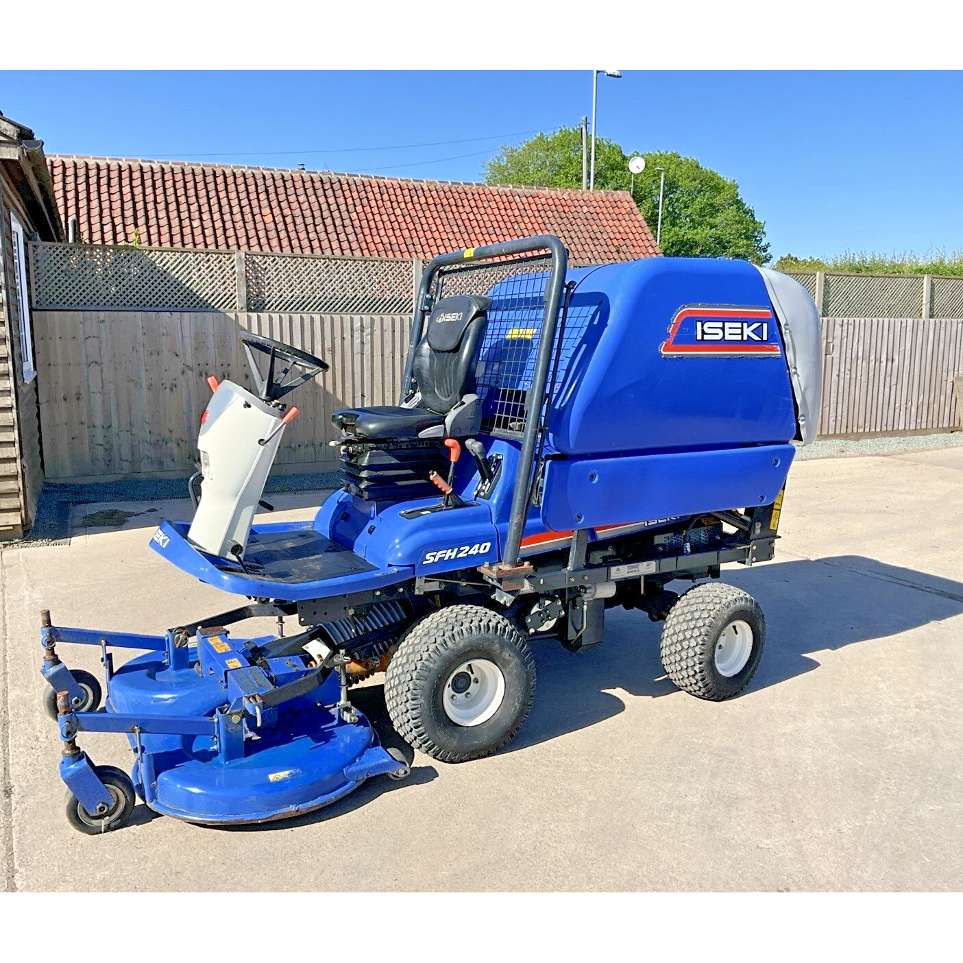 2012 ISEKI SF240 OUTFRONT DIESEL HIGH TIP RIDE ON LAWN MOWER