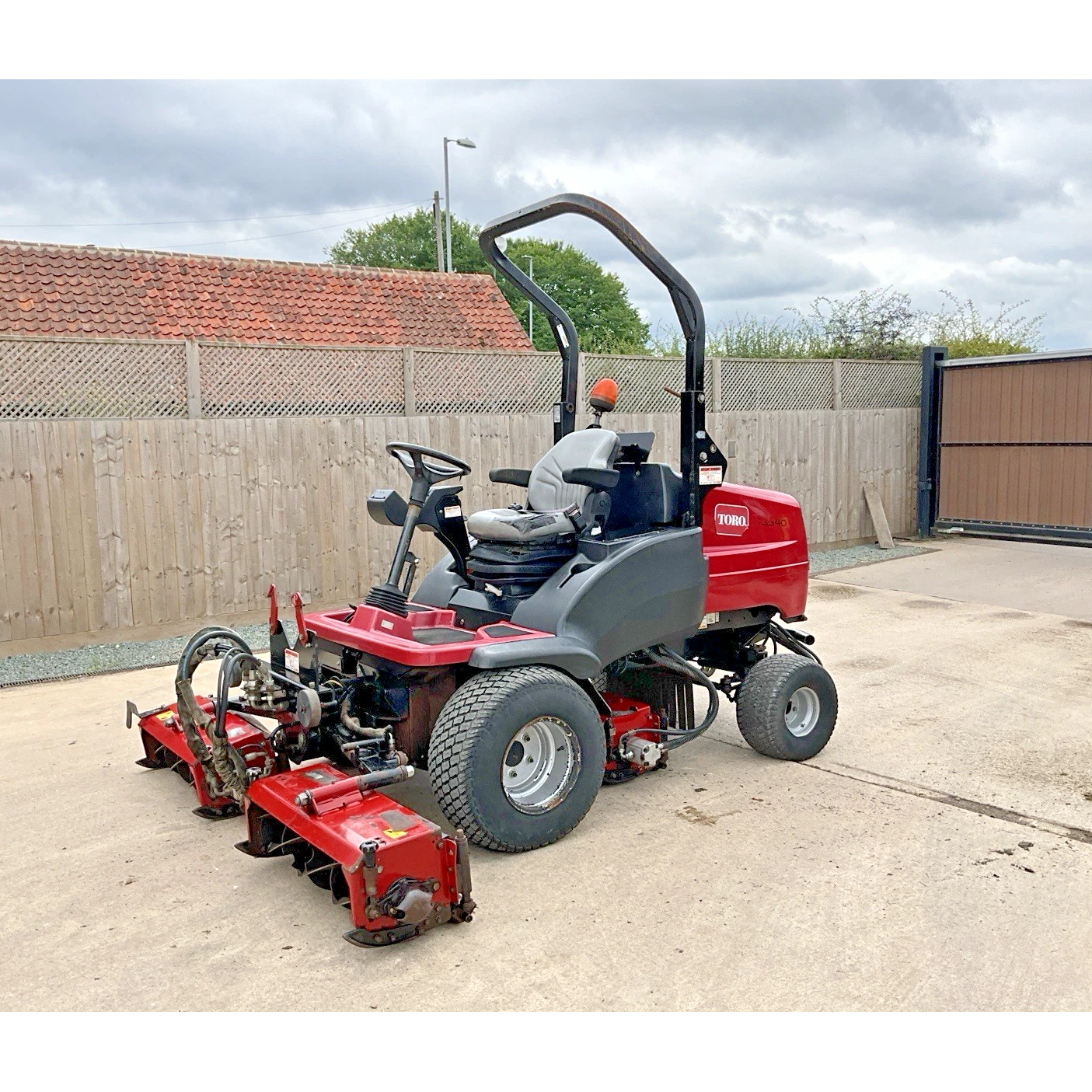 2012 TORO LT3340 TRIPLE CYLINDER RIDE ON LAWN MOWER