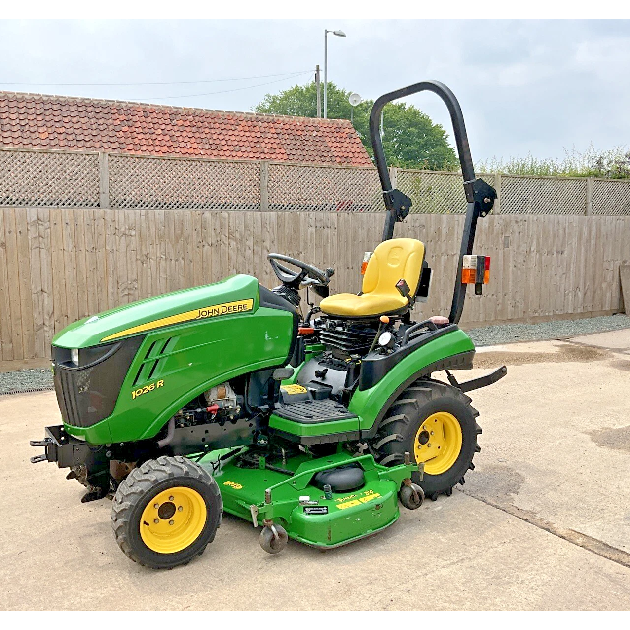 2013 JOHN DEERE 1026R COMPACT TRACTOR WITH RIDE ON LAWN MOWER DECK - 798 HOURS