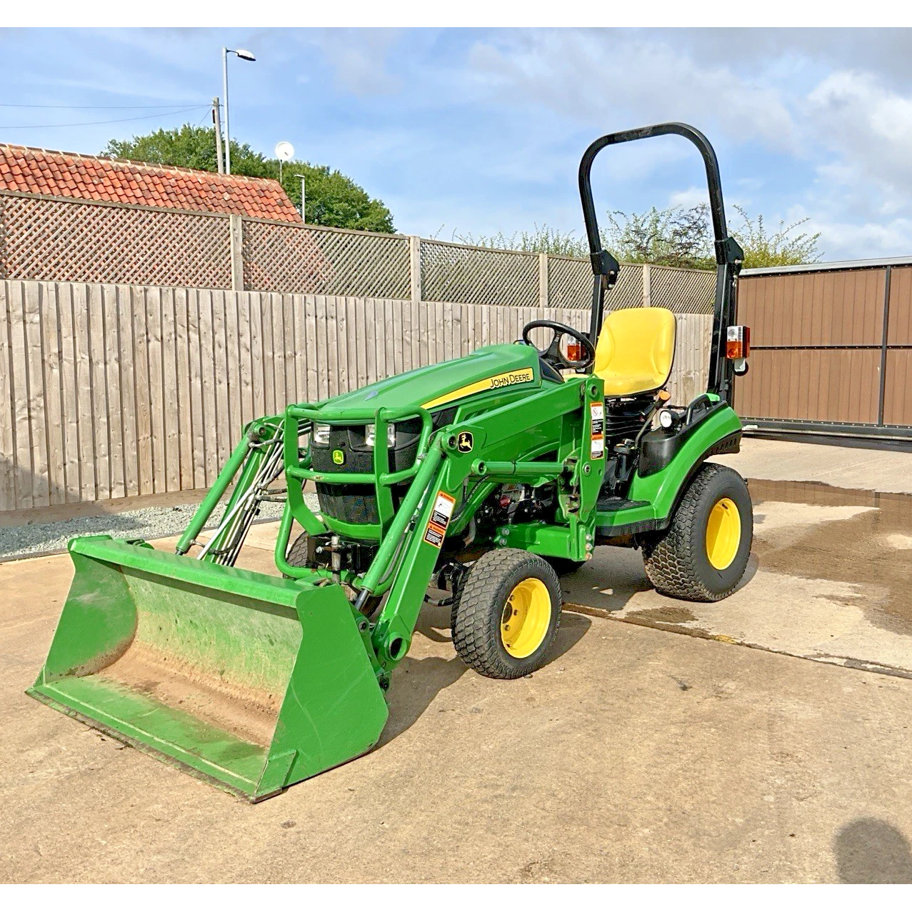 2014 JOHN DEERE 1026R COMPACT TRACTOR WITH LOADER / BUCKET - 611 HOURS
