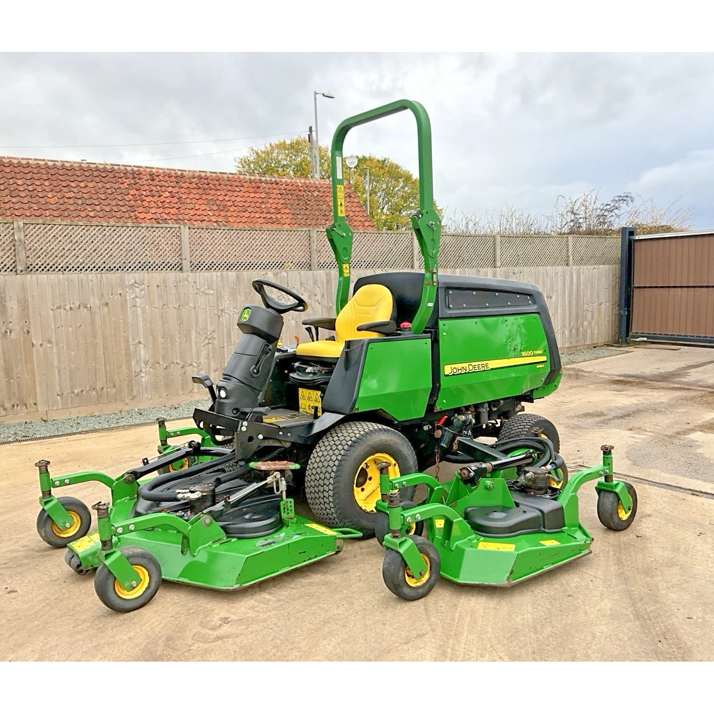 2014 JOHN DEERE 1600 T - SERIES 2 WIDE AREA BATWING RIDE ON MOWER