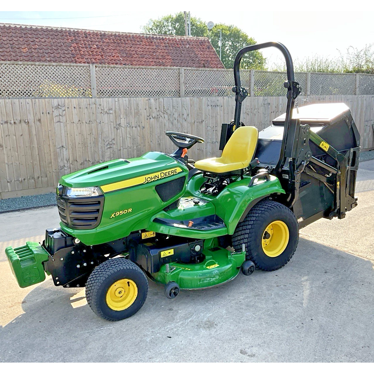2014 JOHN DEERE X950R DIESEL RIDE ON LAWN MOWER & HIGH TIP COLLECTOR