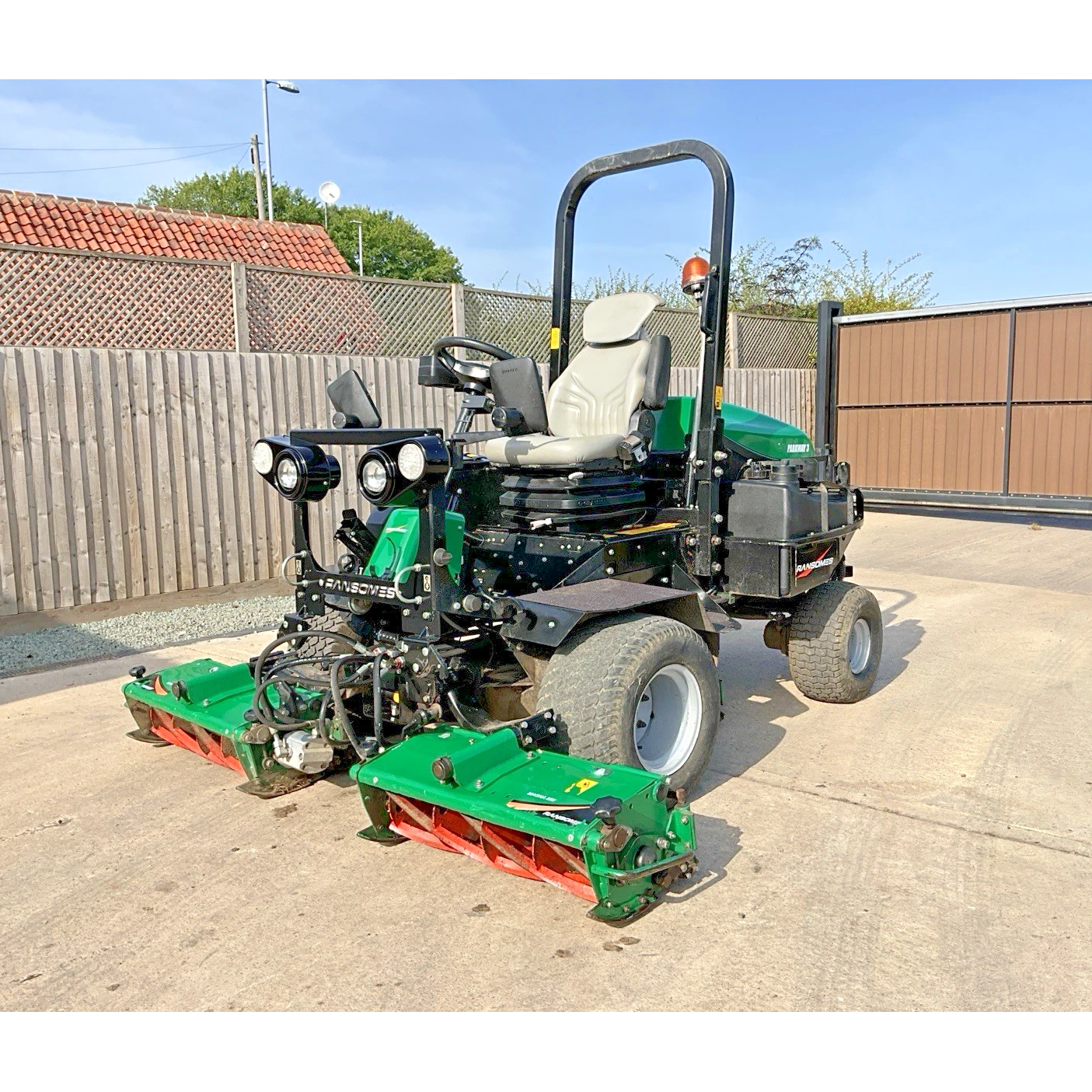 2015 RANSOMES PARKWAY 3 TRIPLE CYLINDER RIDE ON LAWN MOWER | 2308 HOURS