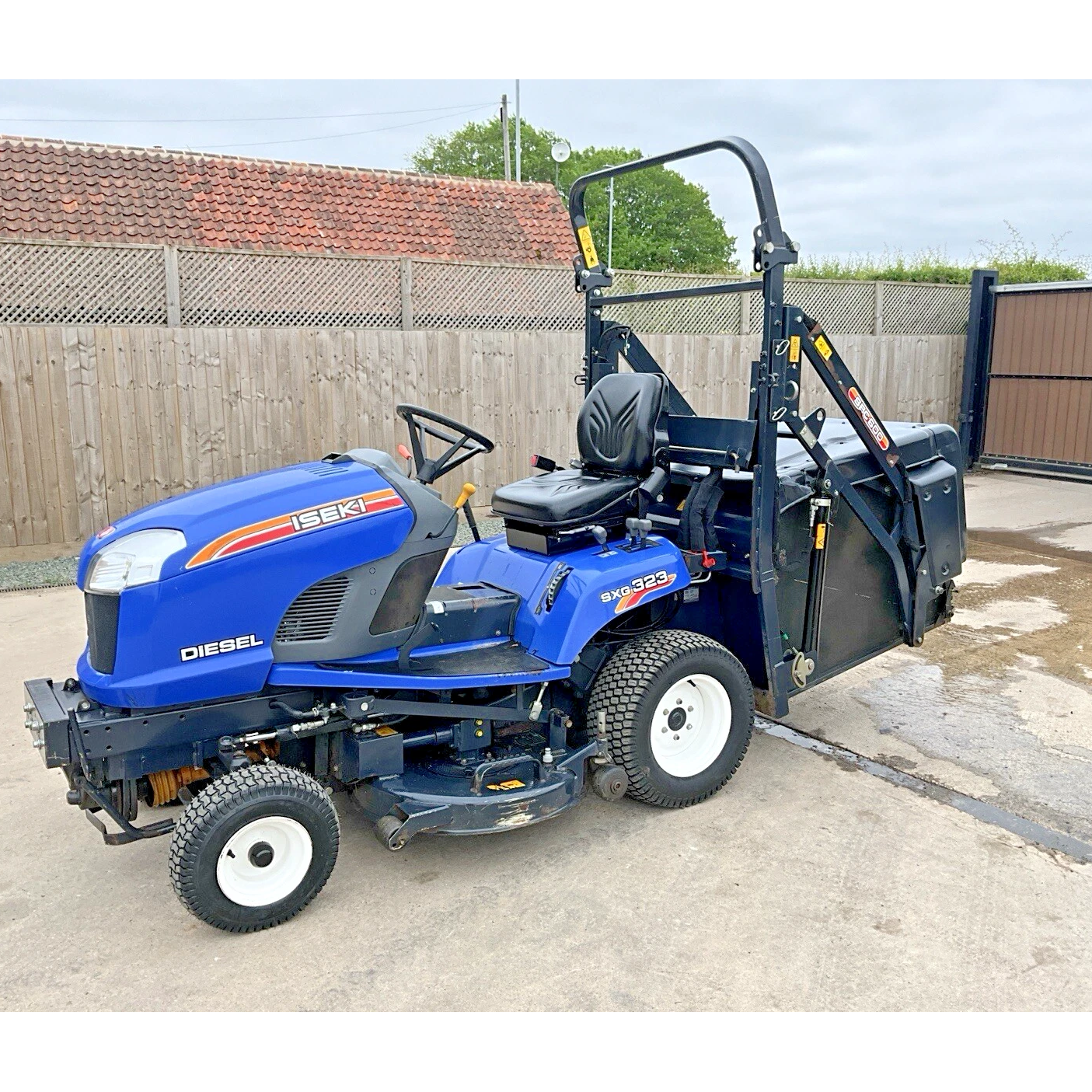 2016 ISEKI SXG323 HIGH TIP DIESEL RIDE ON LAWN MOWER | 778 HOURS
