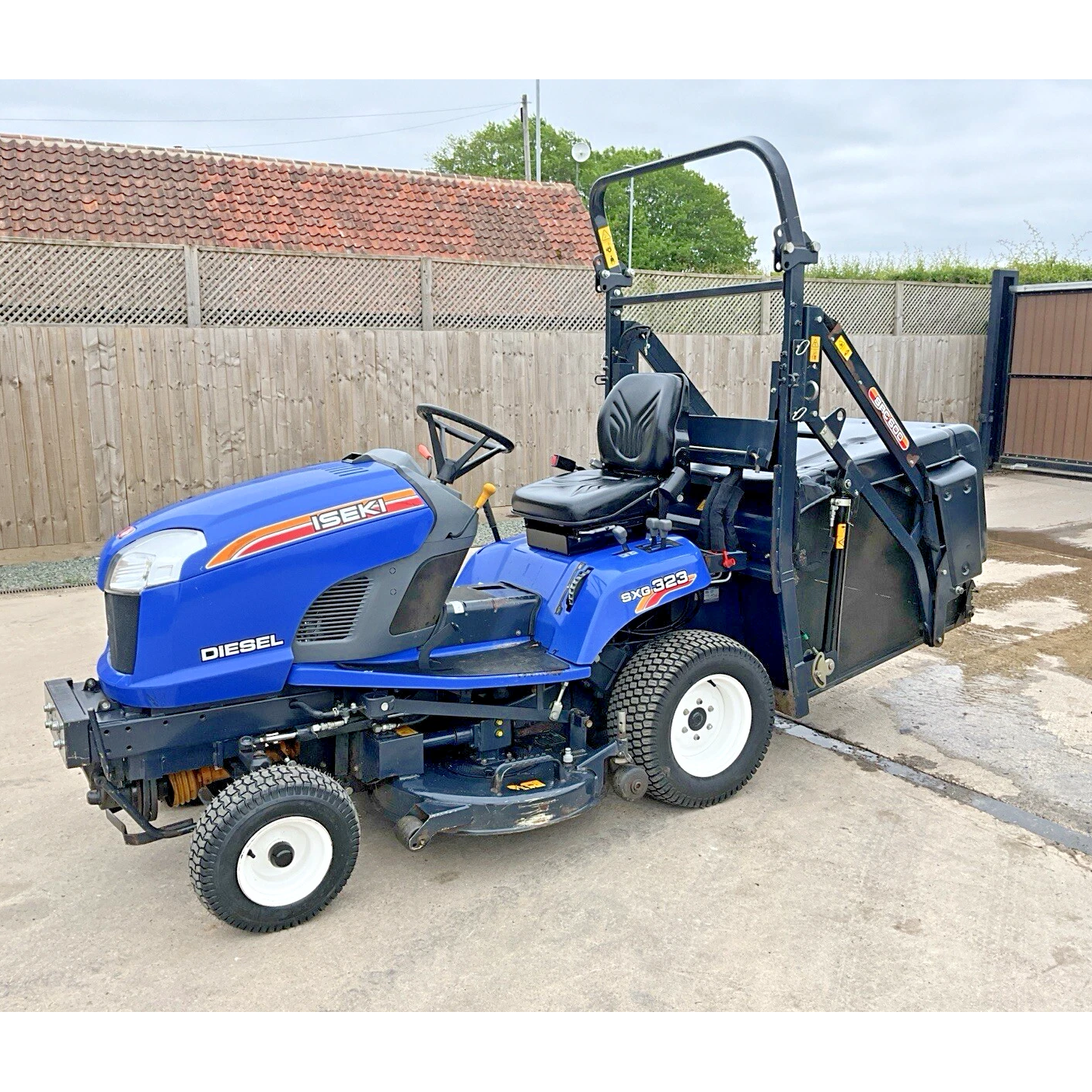 2016 ISEKI SXG323 HIGH TIP DIESEL RIDE ON LAWN MOWER - 778HRS