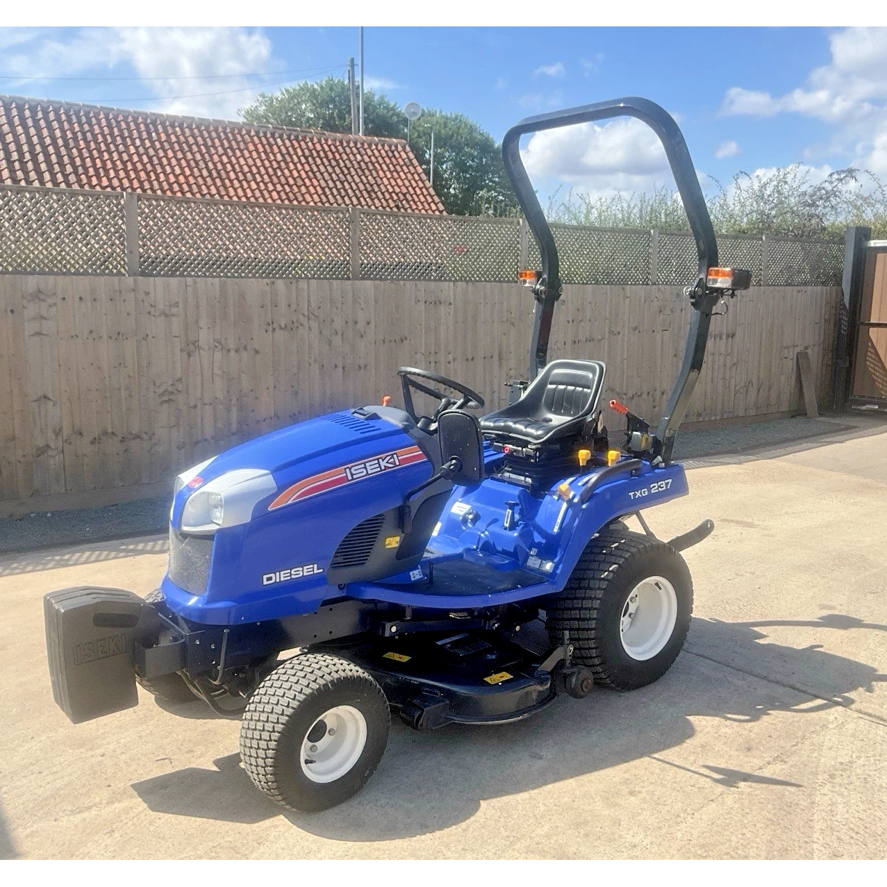 2016 ISEKI TXG237 SUB COMPACT 4WD DIESEL TRACTOR WITH 54 INCH LAWN MOWER DECK