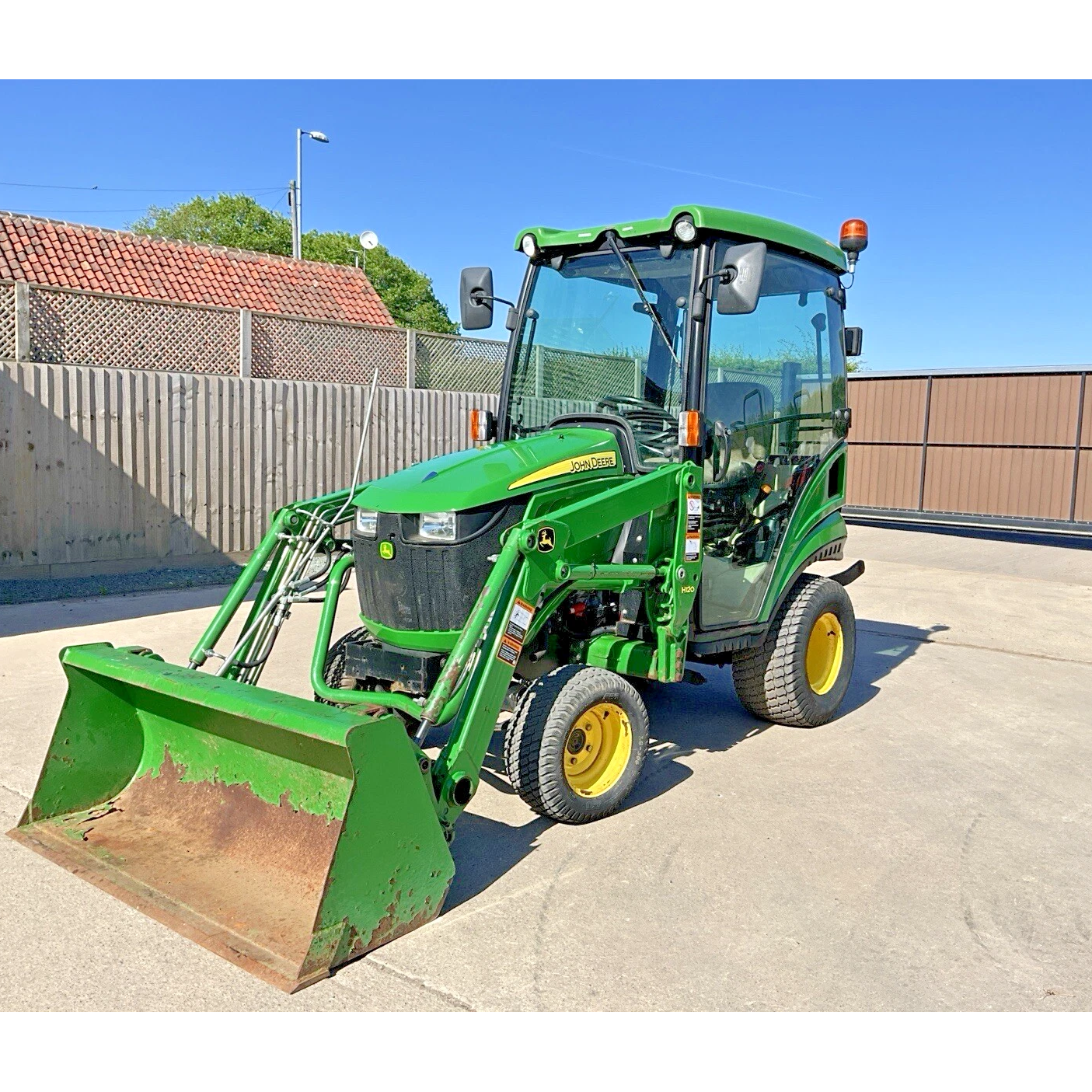 2016 JOHN DEERE 1026R COMPACT TRACTOR WITH LOADER / BUCKET & CAB