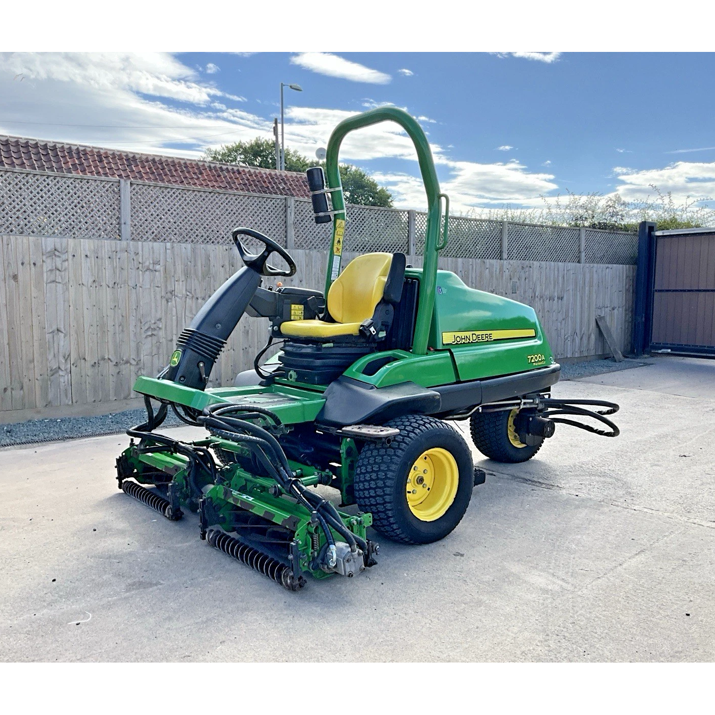 2016 JOHN DEERE 7200A TRIPLE 3 GANG FAIRWAY RIDE ON MOWER