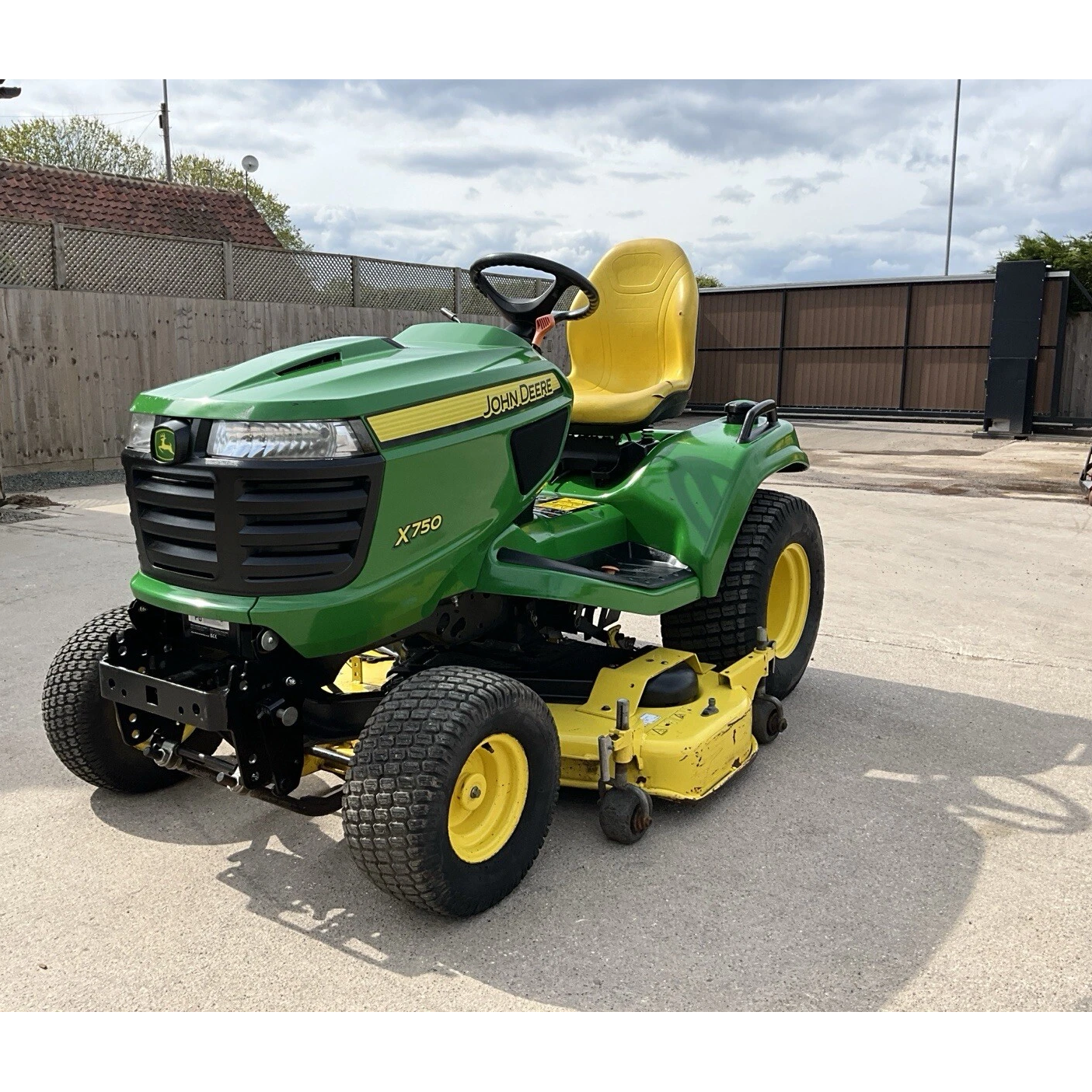 2016 JOHN DEERE X750 DIESEL RIDE ON LAWN MOWER