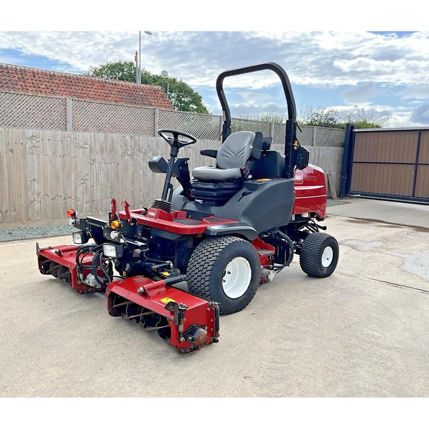 2016 TORO LT3340 TRIPLE CYLINDER RIDE ON LAWN MOWER | 1550 HOURS