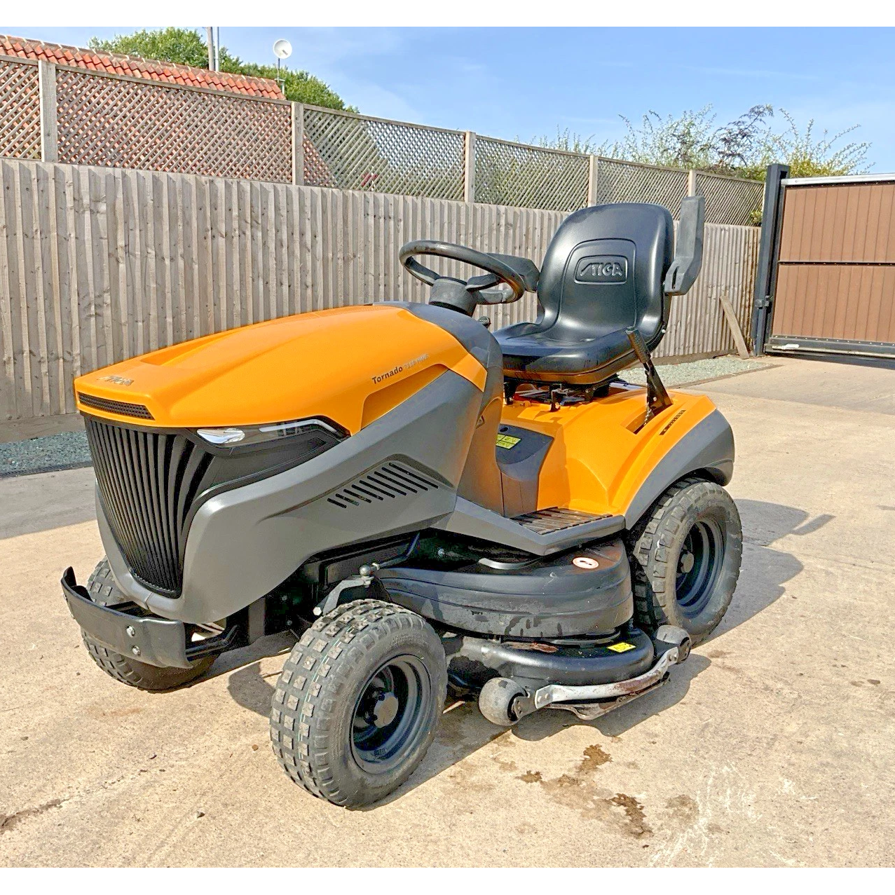 2017 STIGA TORNADO 7118HSW PETROL RIDE ON LAWN MOWER