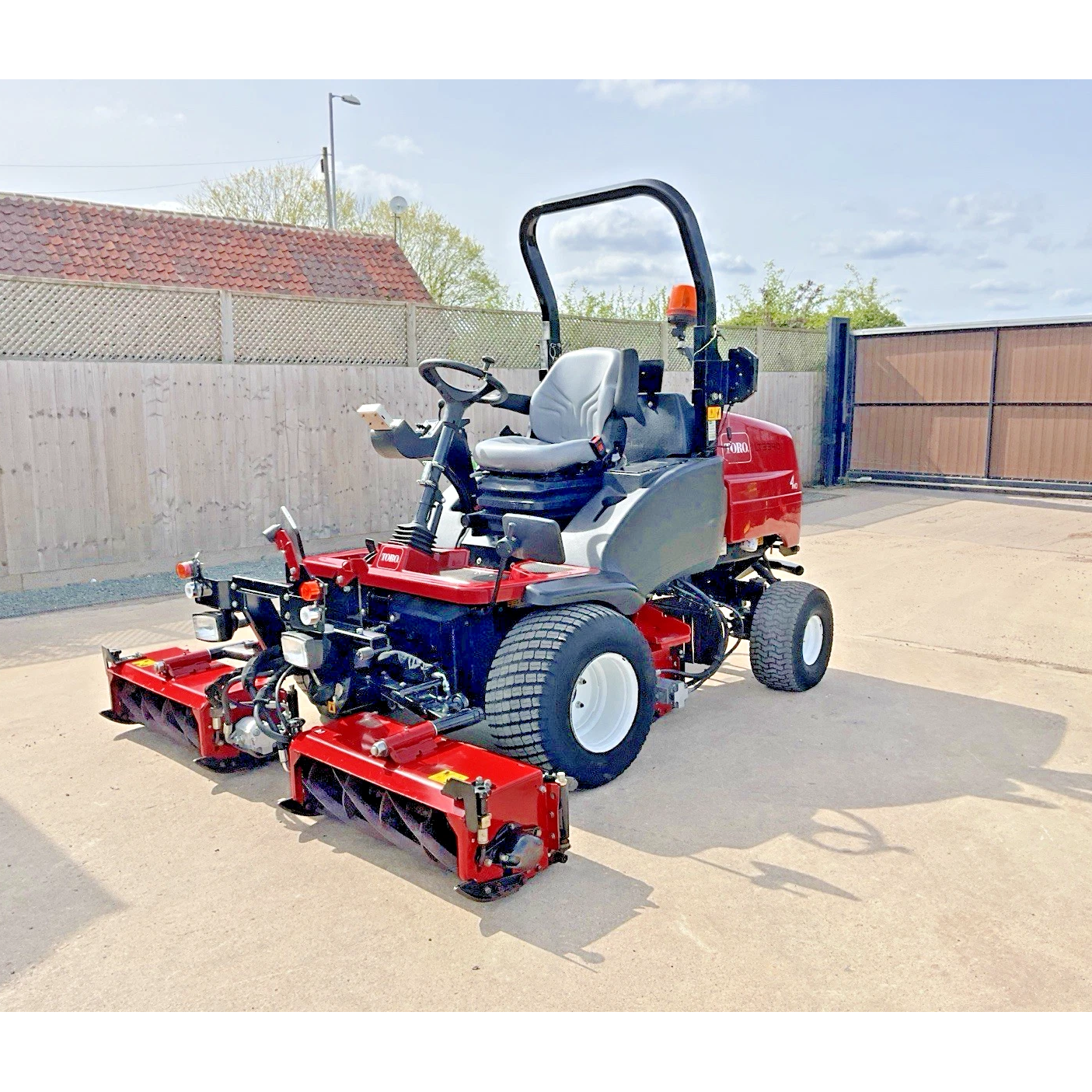 2017 TORO LT3340 TRIPLE CYLINDER RIDE ON LAWN MOWER | 1355 Hours
