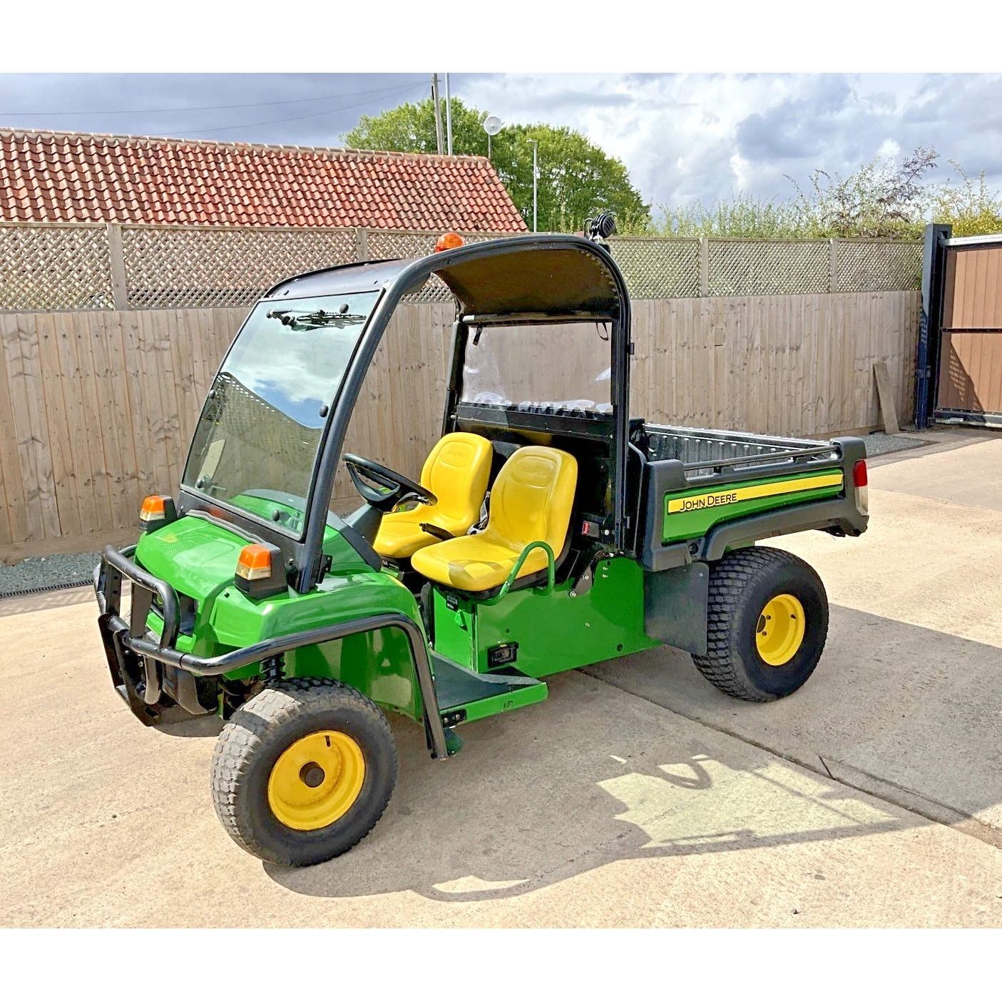 2018 JOHN DEERE 4X2 E GATOR