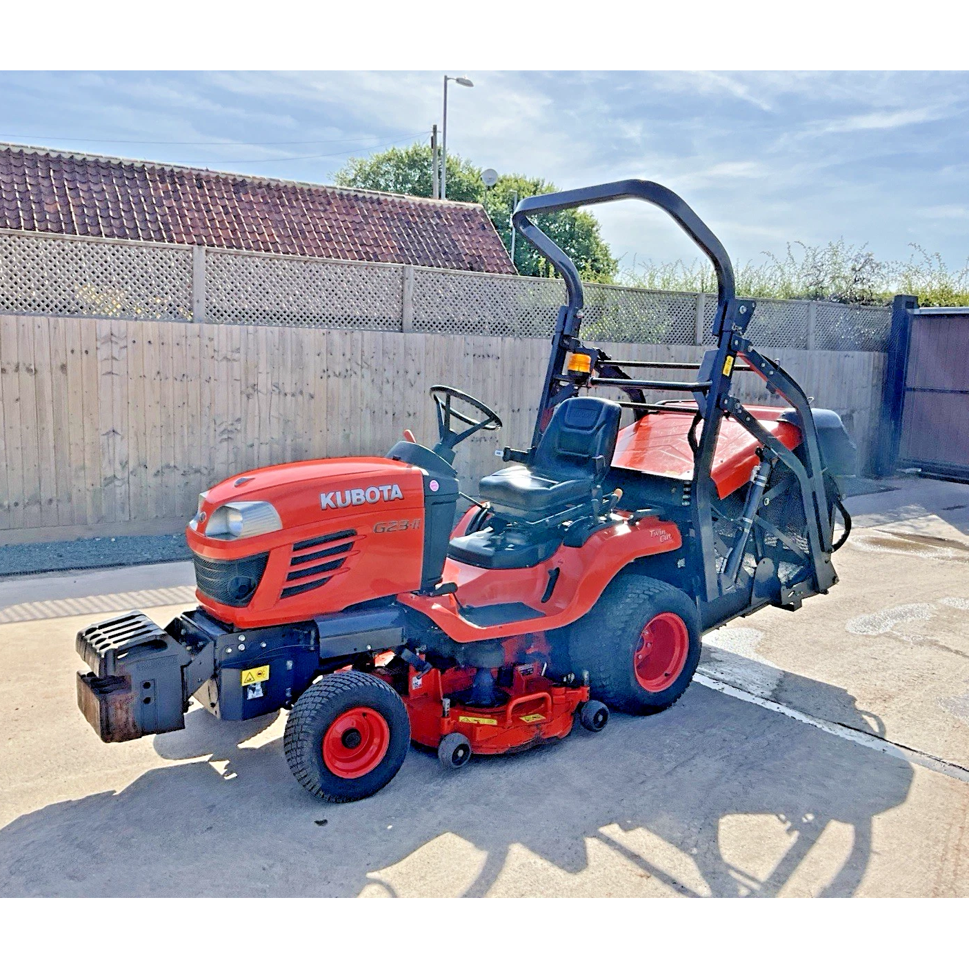 2018 KUBOTA G26 -11 HIGH TIP DIESEL RIDE ON LAWN MOWER