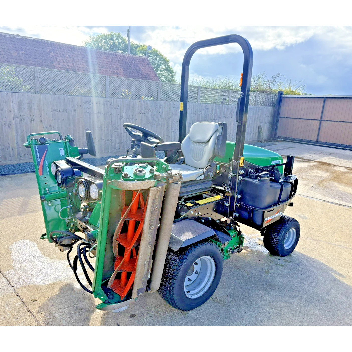 2018 RANSOMES HIGHWAY 3 TRIPLE CYLINDER RIDE ON MOWER | 2060 HRS