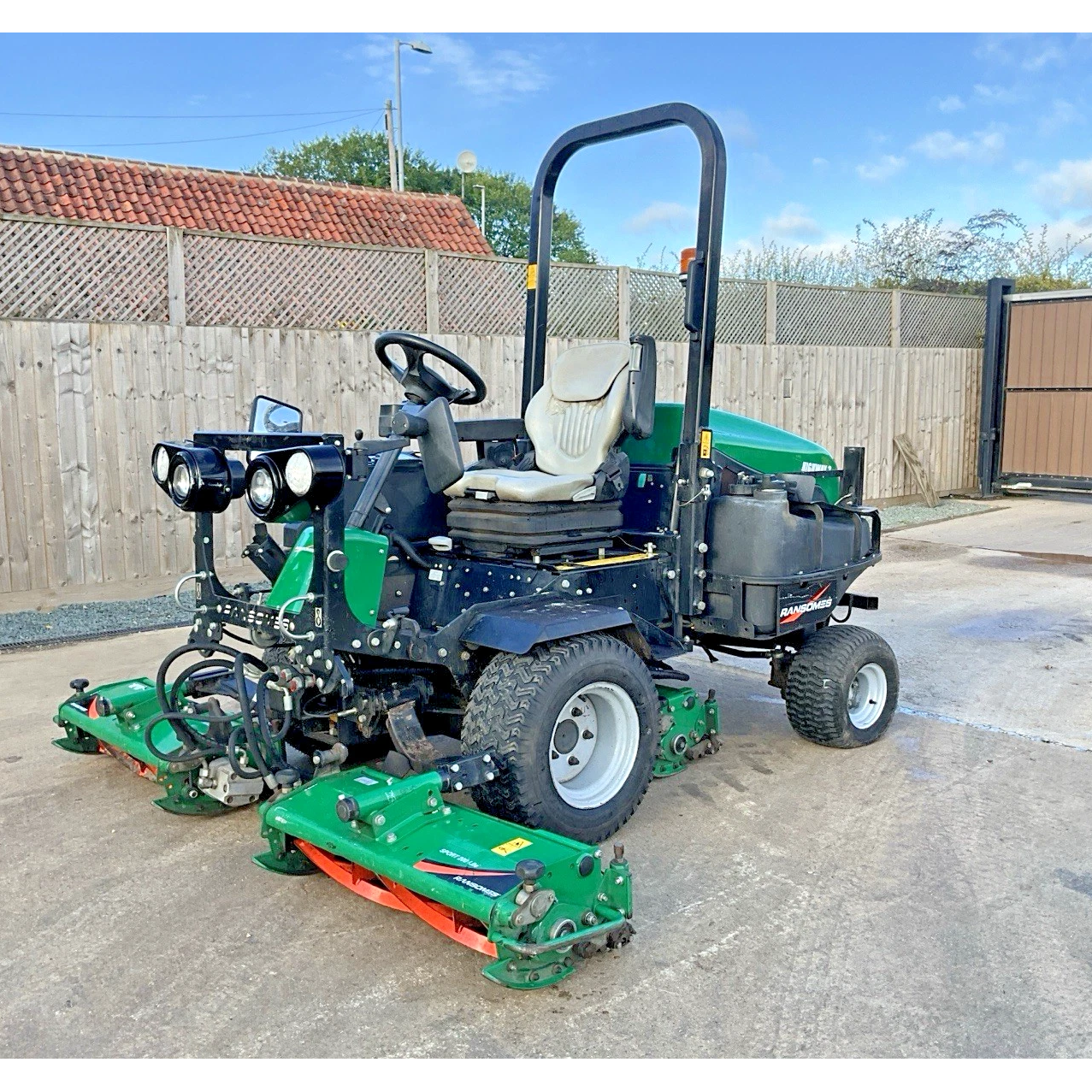 2018 RANSOMES HIGHWAY 3 TRIPLE CYLINDER RIDE ON LAWN MOWER | 1650 HOURS