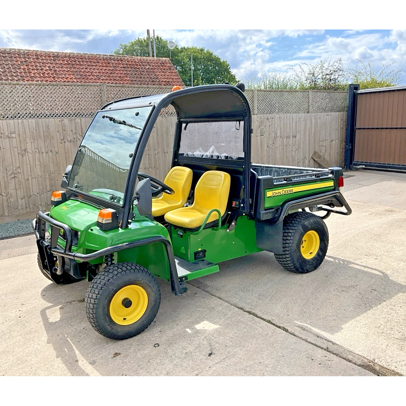 2019 JOHN DEERE 4X2 E GATOR