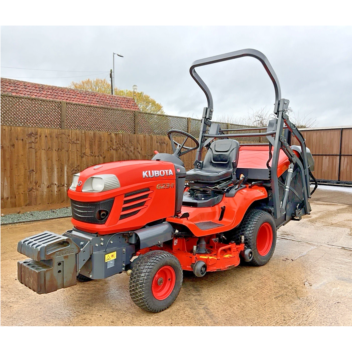 2019 KUBOTA G23 -11 DIESEL HIGH TIP RIDE ON LAWN MOWER